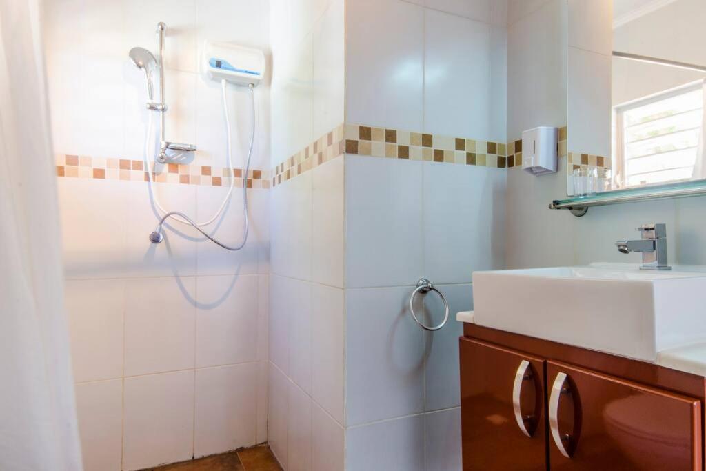 Studios & House With Beautiful Beach Front View Willemstad