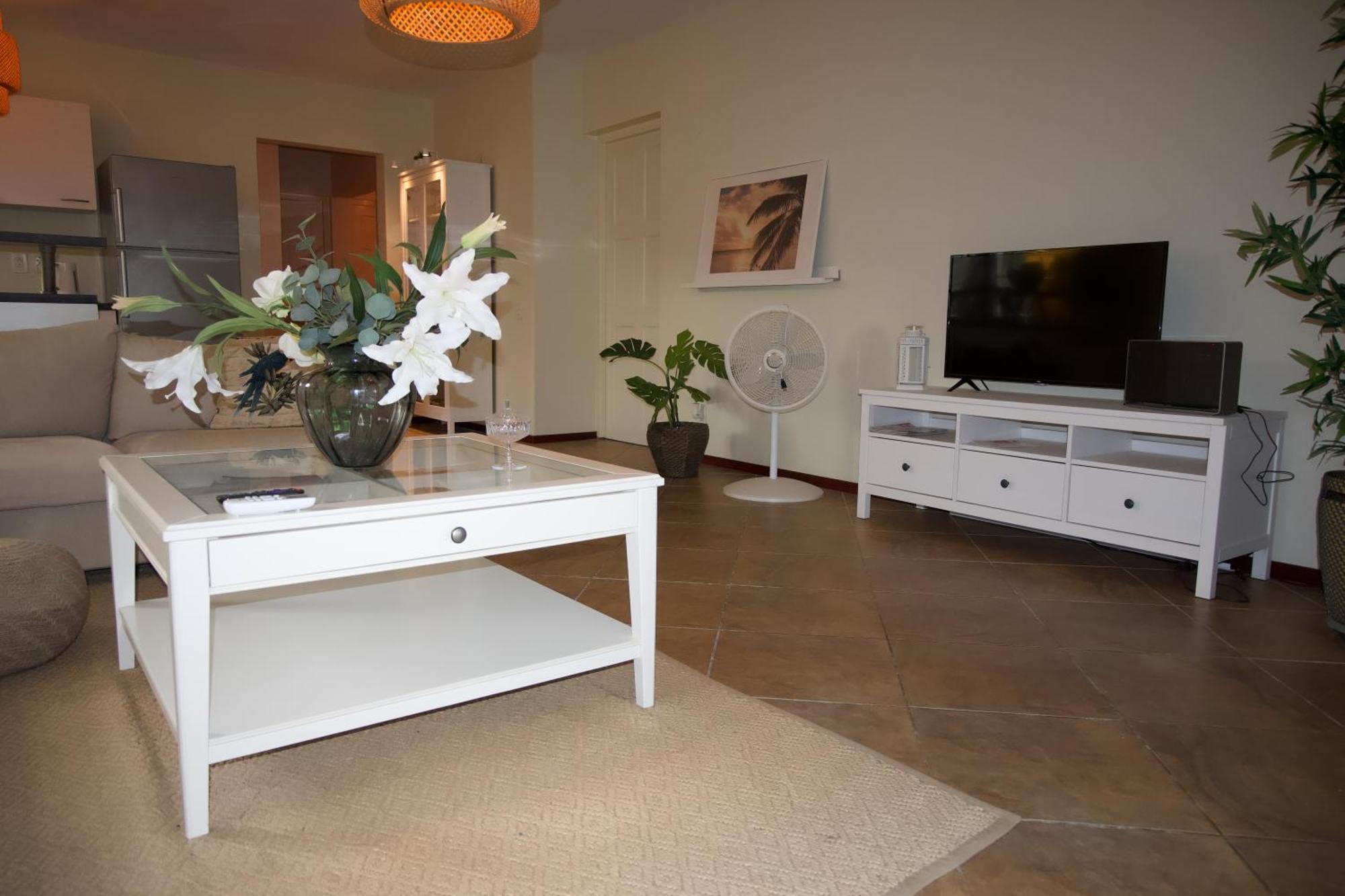 Luxury Appt For 6: Mesmerizing Spanish Water View Apartment
