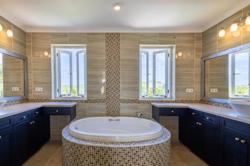 Villa Brisa - An Oceanfront Gem! Westpunt
