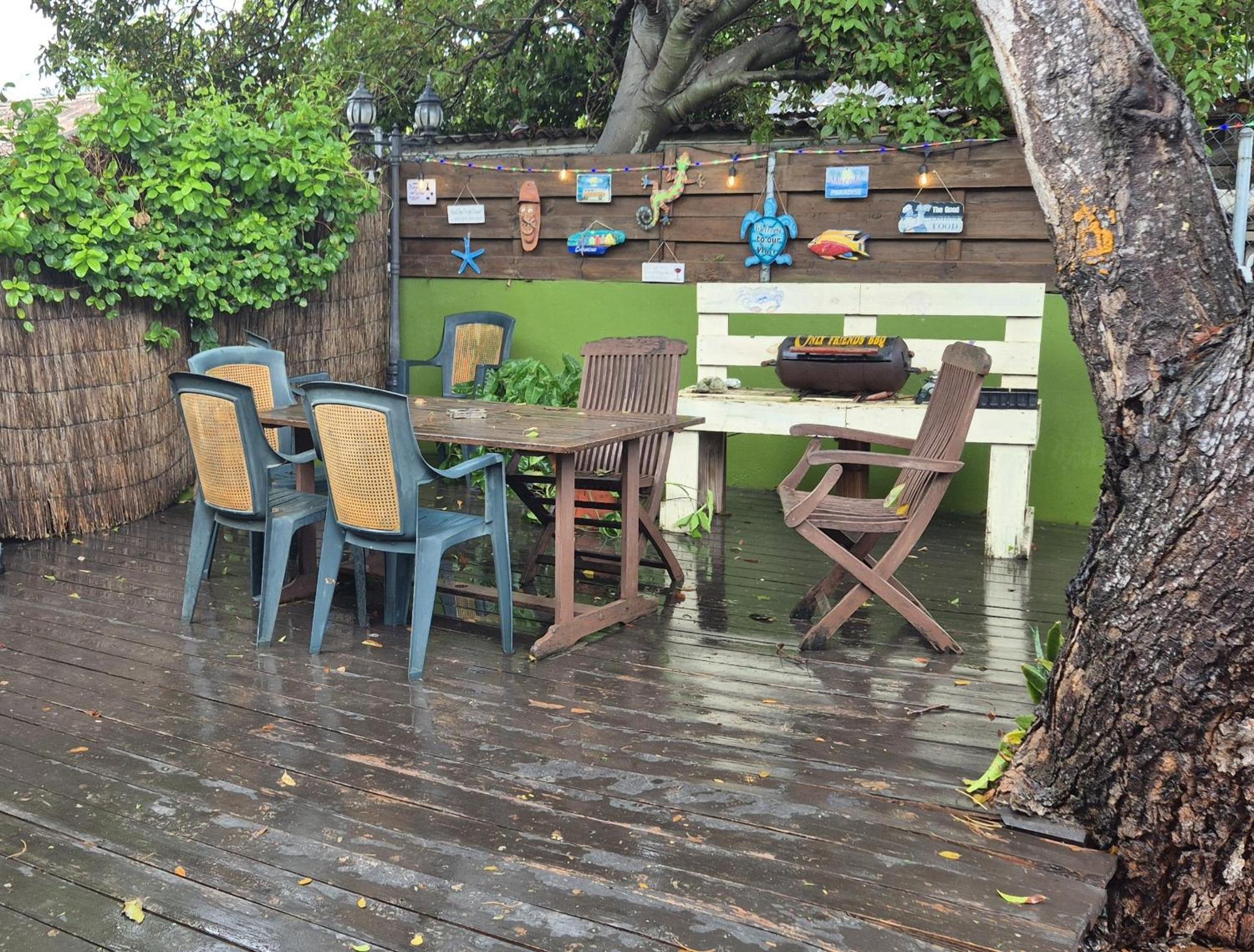 Studios & House With Beautiful Beach Front View * Willemstad