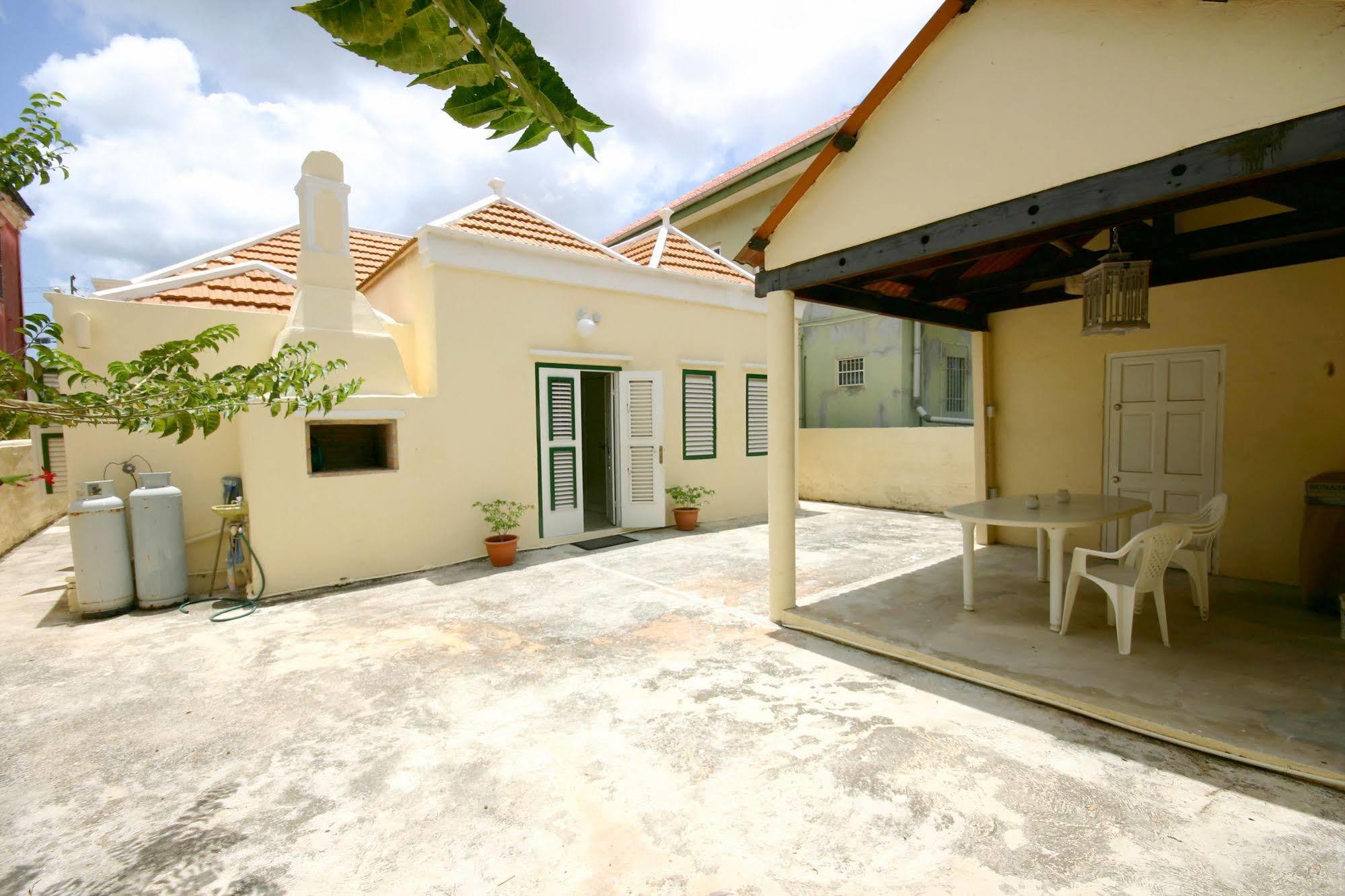 Poppy Curacao Gasthuis 2*