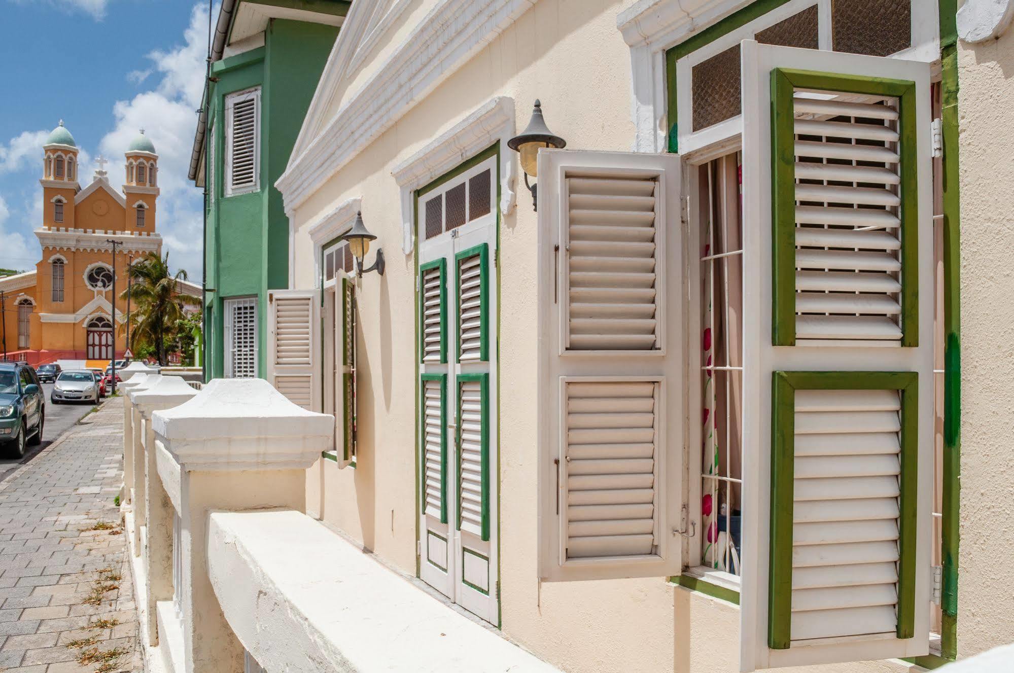 Poppy Curacao Gasthuis
