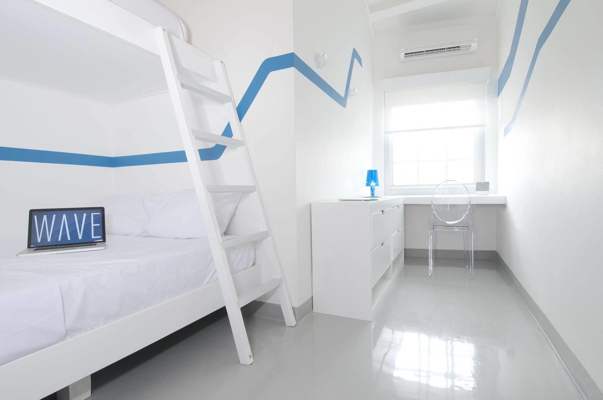Hotel Wave & Cafe Curacao