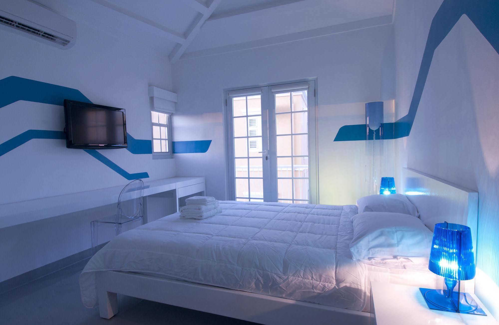 Wave & Cafe Hotel