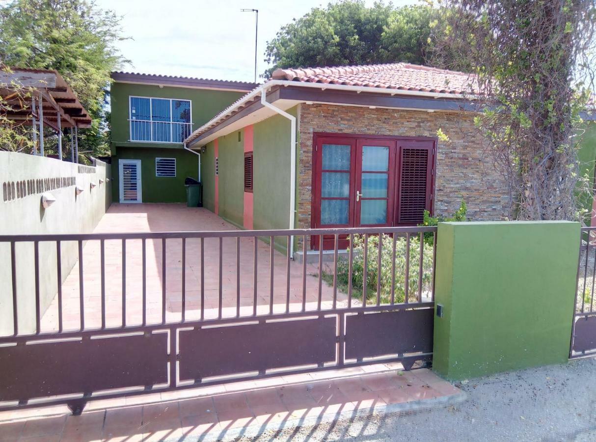 Studios & House With Beautiful Beach Front View Apartment Willemstad