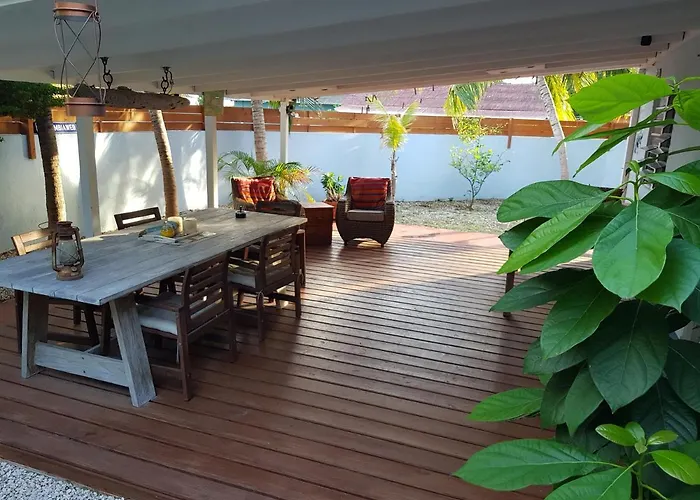 Charming Home One Block From The Sea