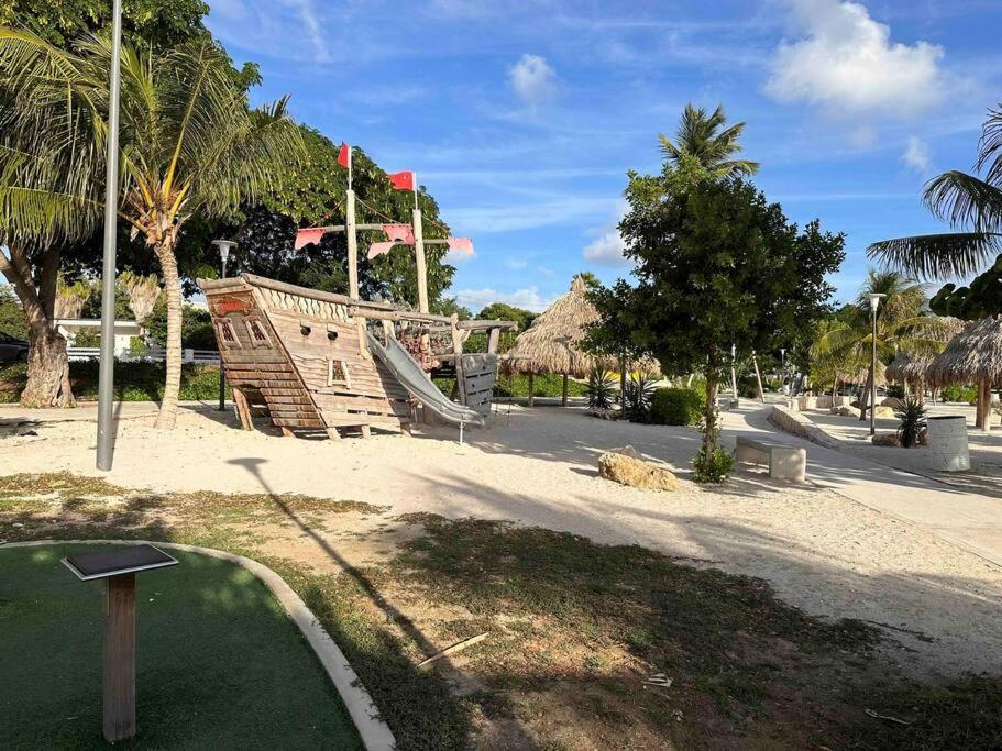 Charming One Block From The Sea Willemstad