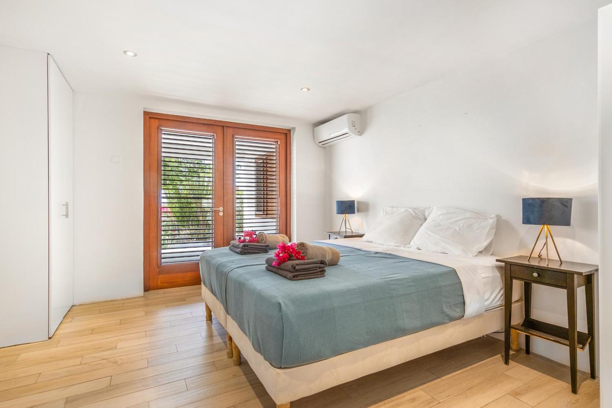 Exclusive 10-person Seaview In Cas Abou With Private And Pool Bar Willibrordus