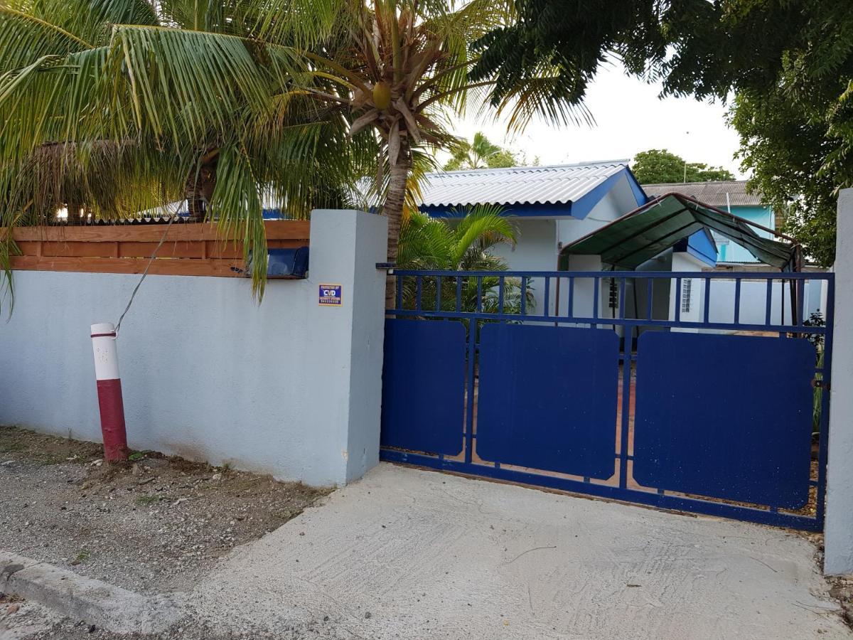 Charming One Block From The Sea Willemstad