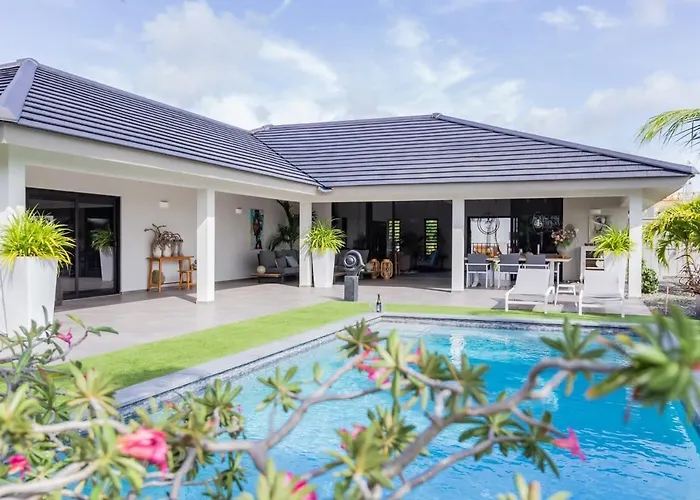 Stylish 3 Bedroom Villa With Ocean Views And Daily Maid Service