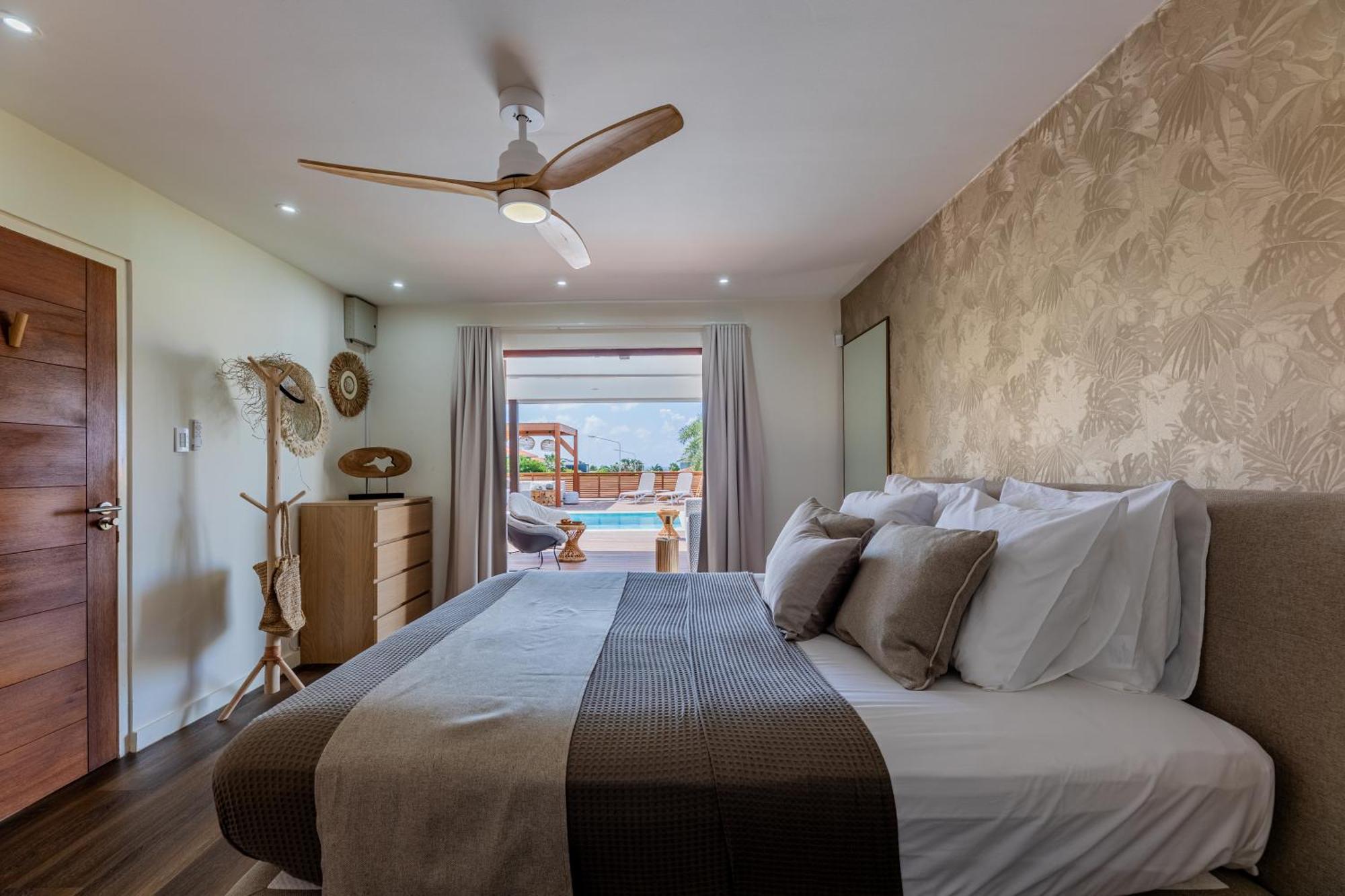 Deluxe Colibri Curacao * Jan Thiel
