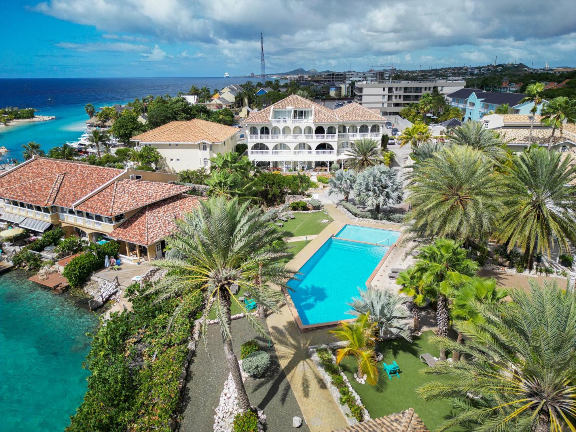 Flamboyan Op Ocean Resort, Mambo Curacao