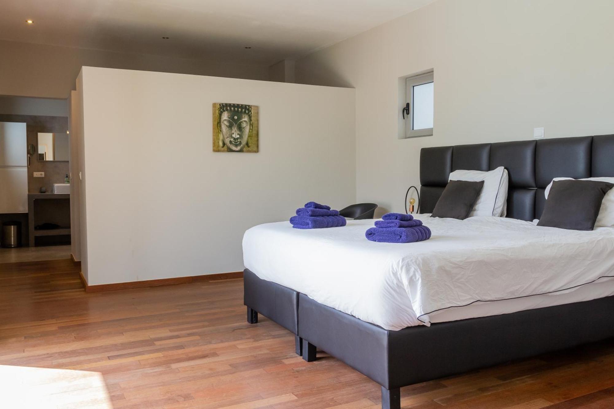 Stylish 4 Bedroom Modern Design, Walking Distance From The * Jan Thiel