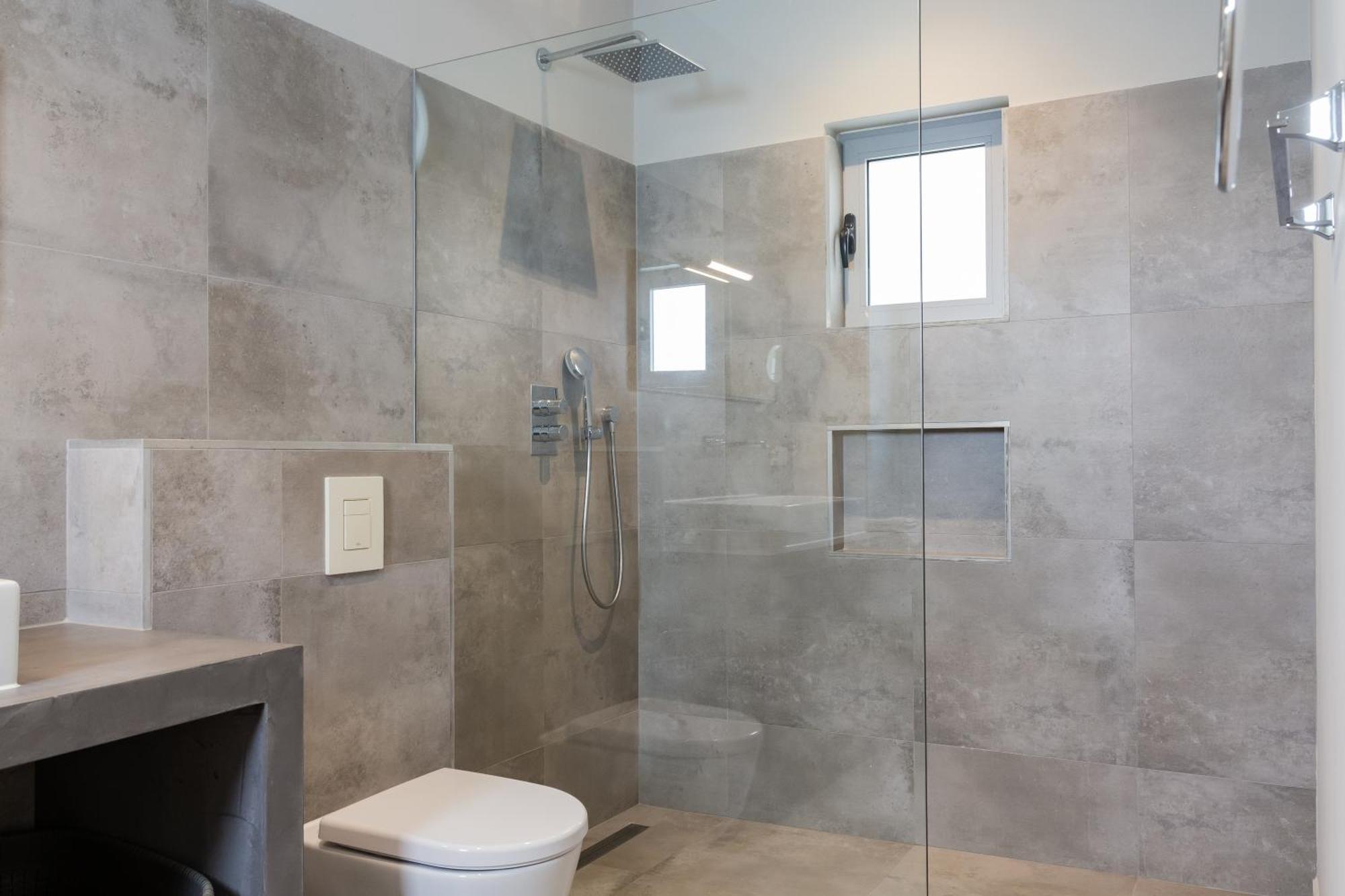 Stylish 4 Bedroom Modern Design, Walking Distance From The