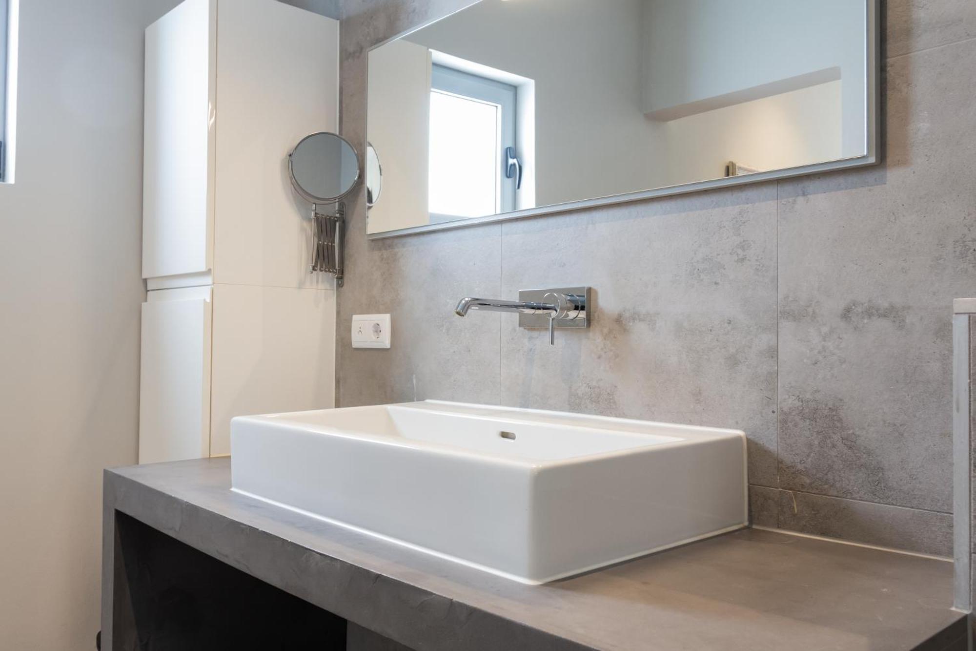 Stylish 4 Bedroom Modern Design, Walking Distance From The Villa