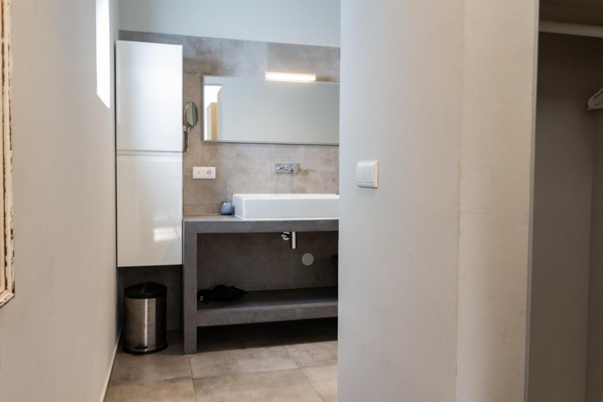 Villa Stylish 4 Bedroom Modern Design, Walking Distance From The Jan Thiel