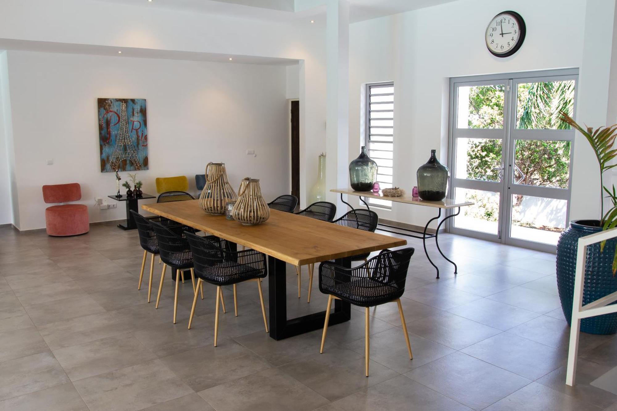 Stylish 4 Bedroom Modern Design, Walking Distance From The Villa *