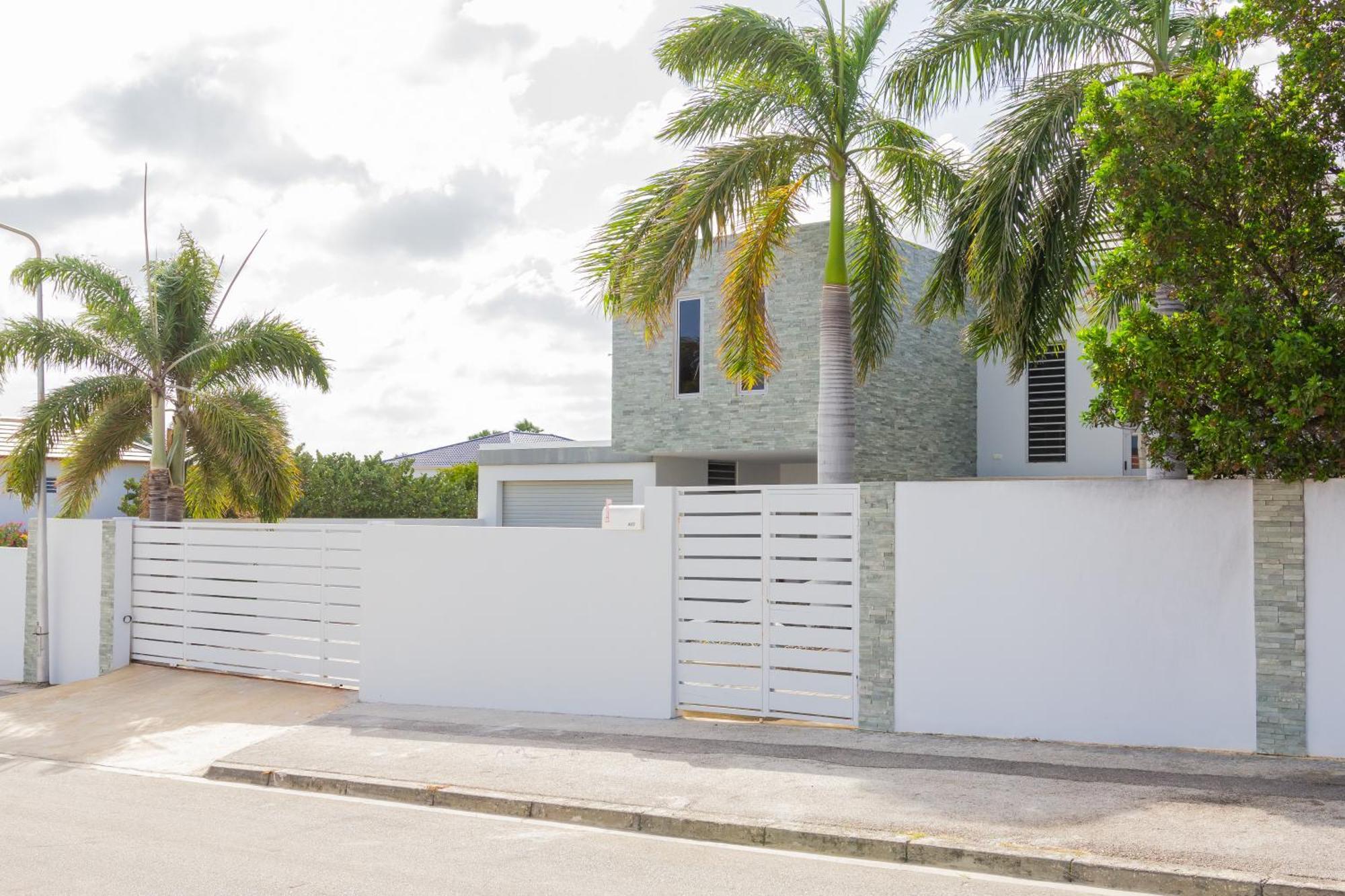 Stylish 4 Bedroom Modern Design, Walking Distance From The Villa