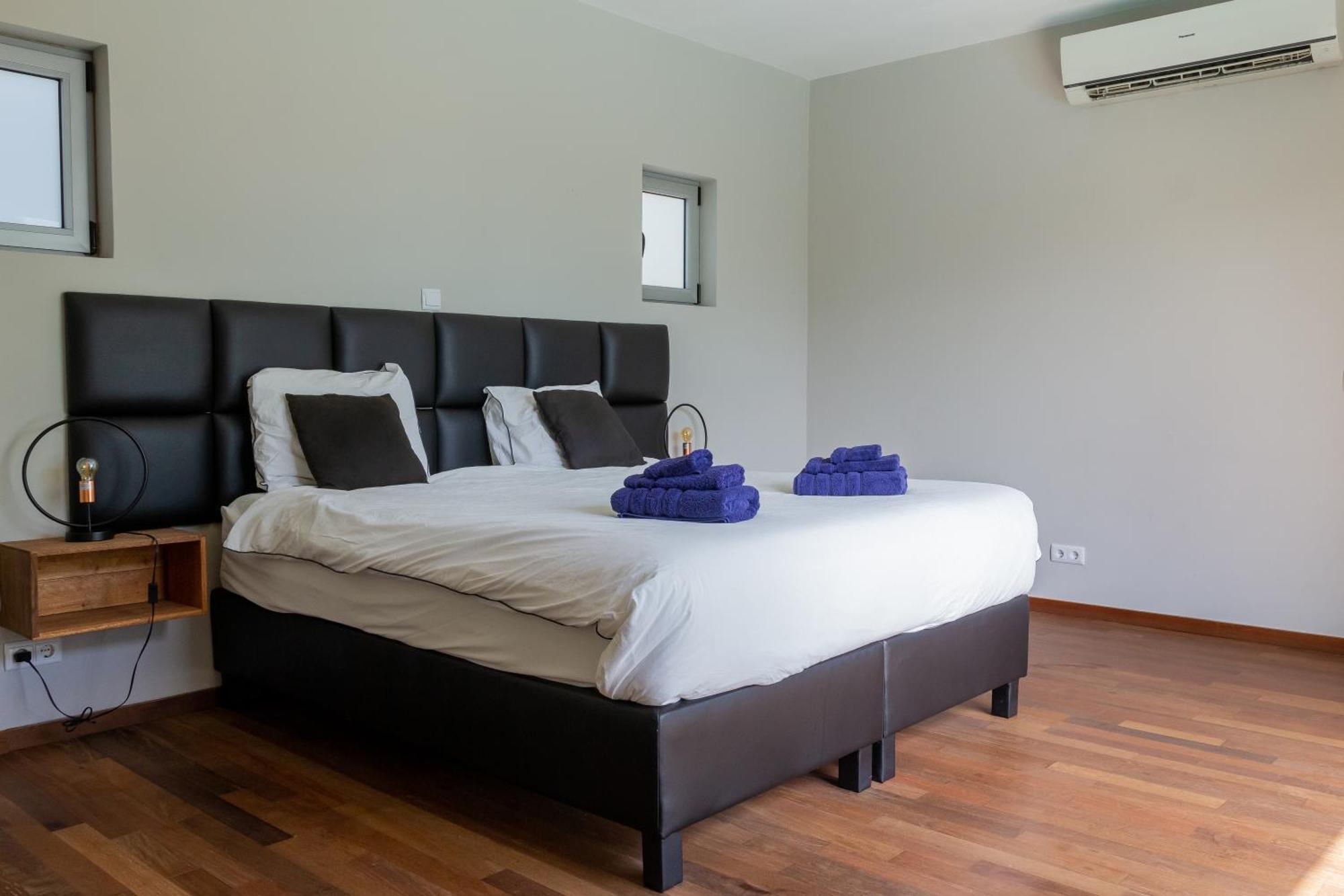 Stylish 4 Bedroom Modern Design, Walking Distance From The *