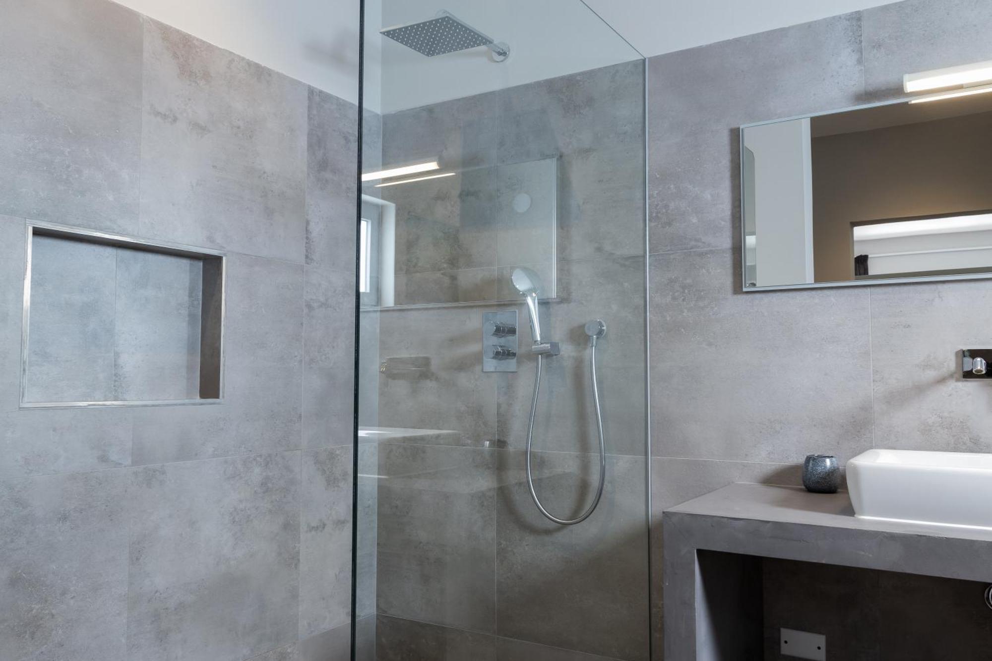 Villa Stylish 4 Bedroom Modern Design, Walking Distance From The