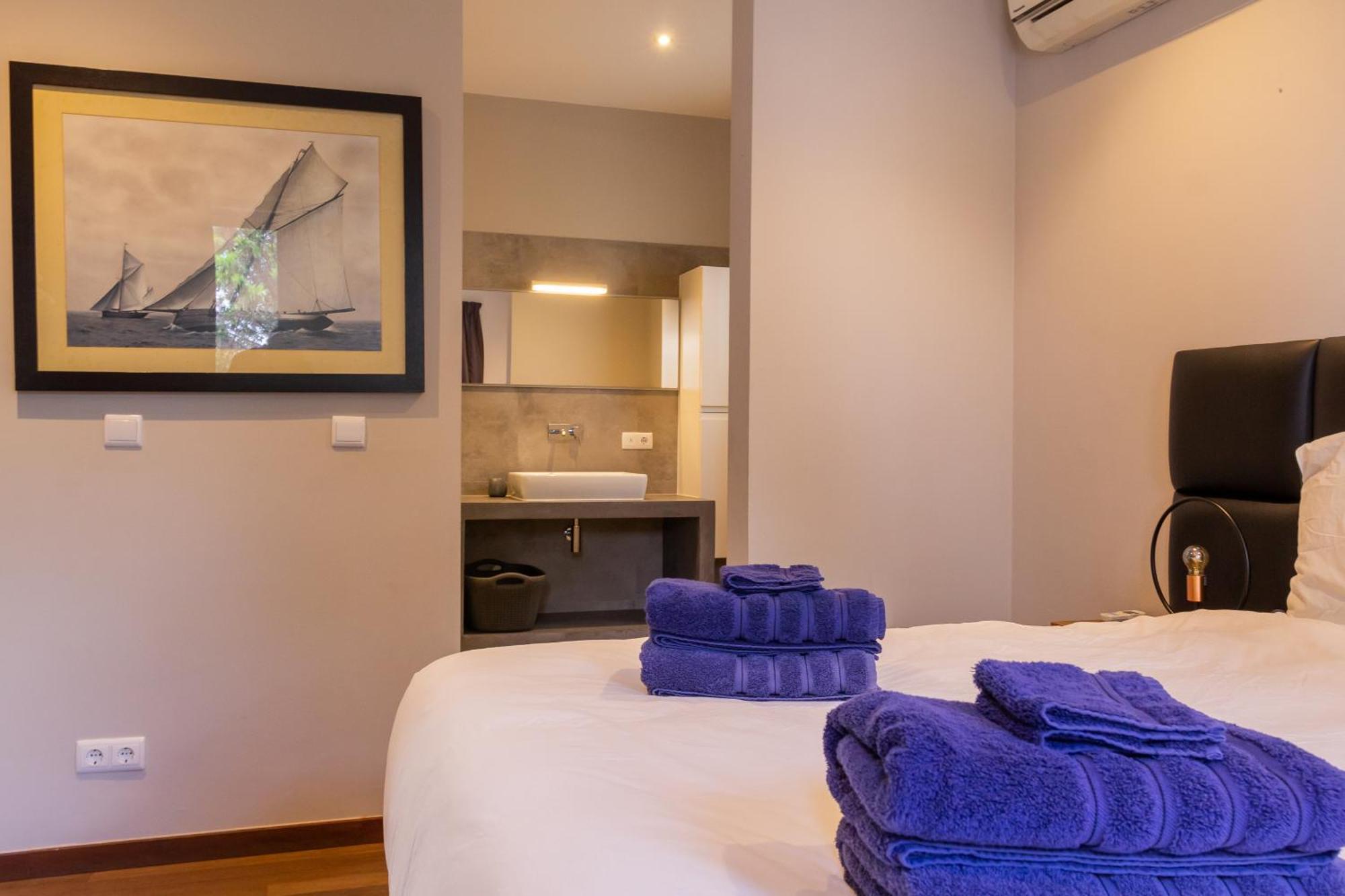 Stylish 4 Bedroom Modern Design, Walking Distance From The Villa *