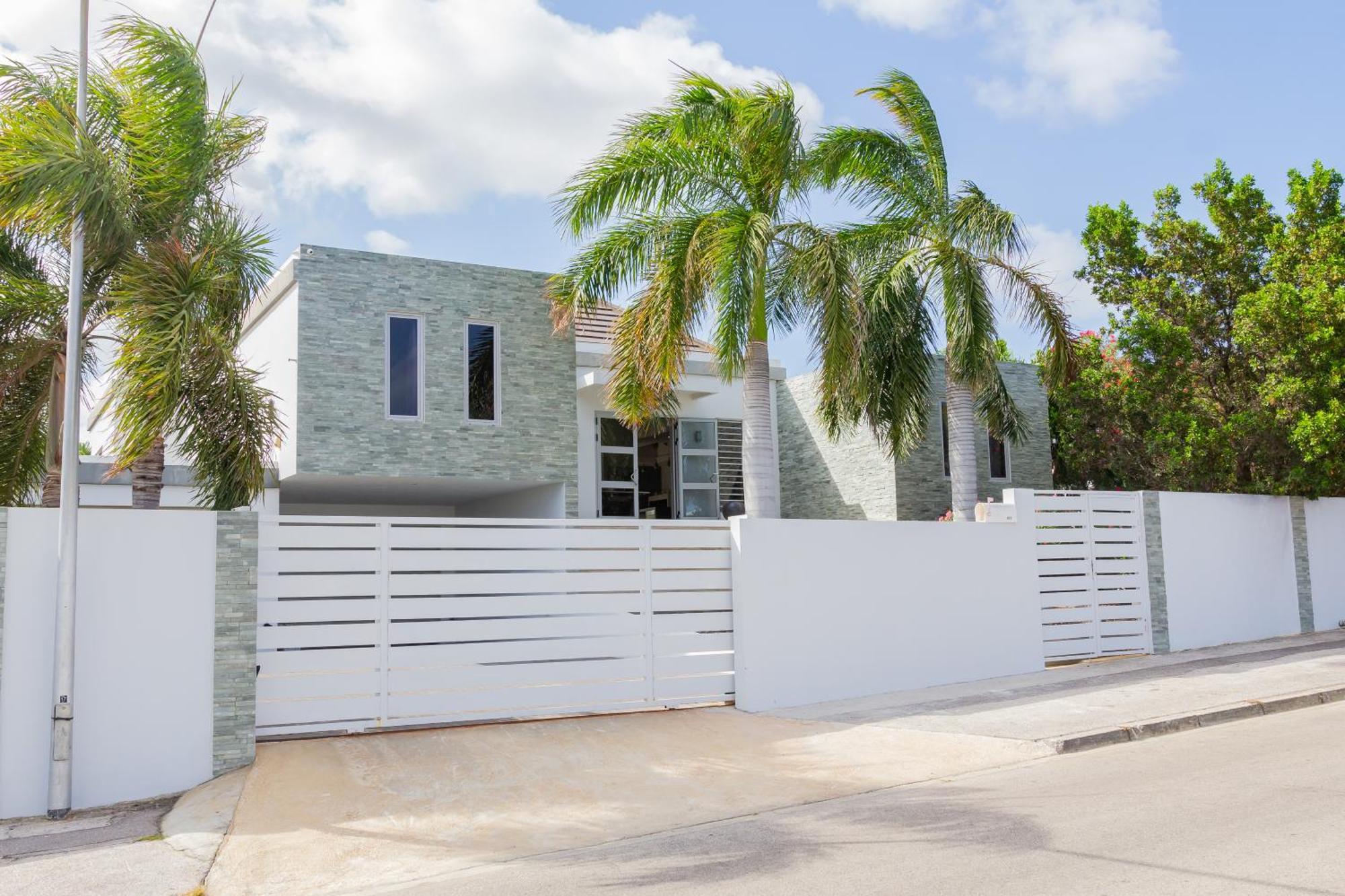 Villa Stylish 4 Bedroom Modern Design, Walking Distance From The Jan Thiel