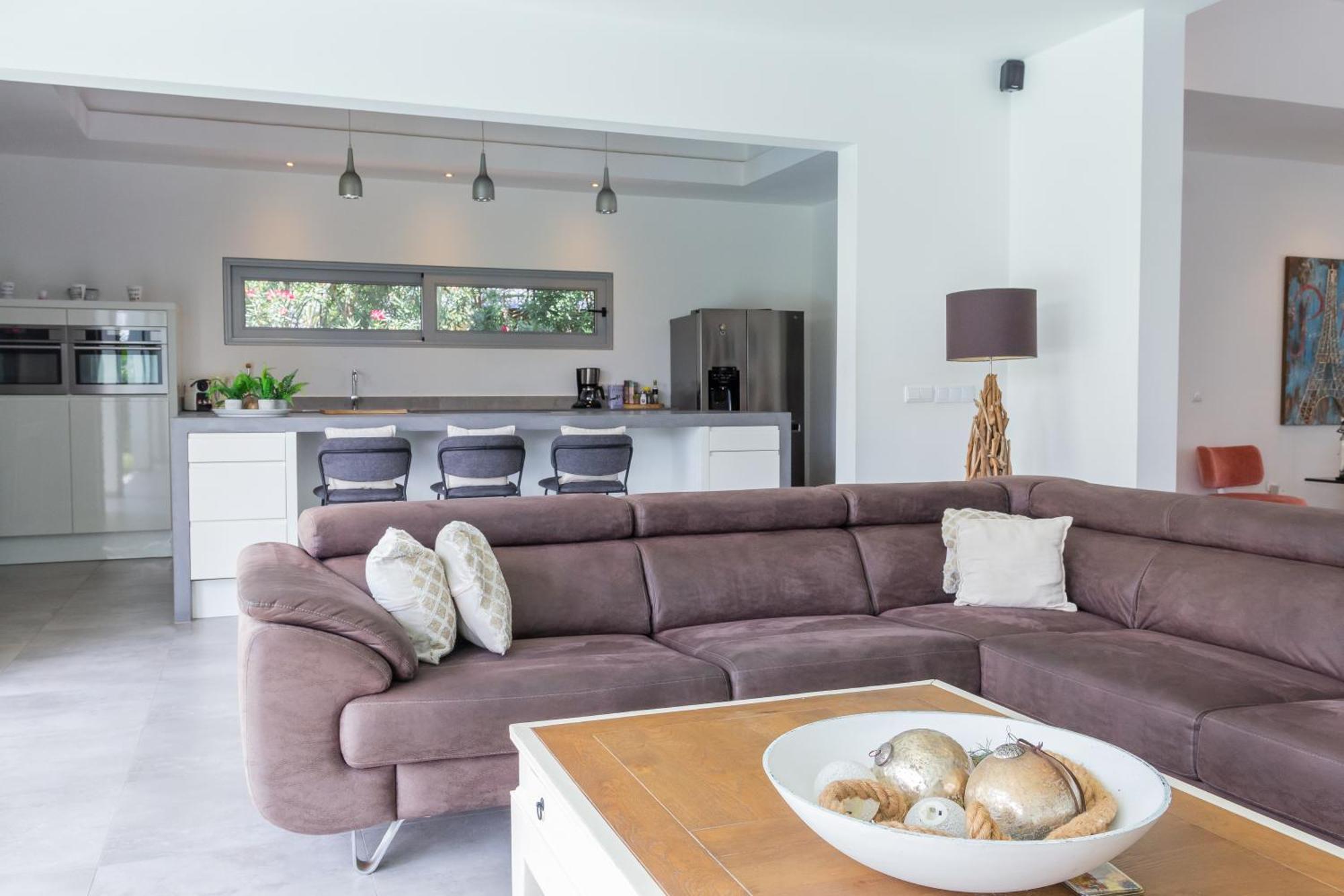 Stylish 4 Bedroom Modern Design, Walking Distance From The *