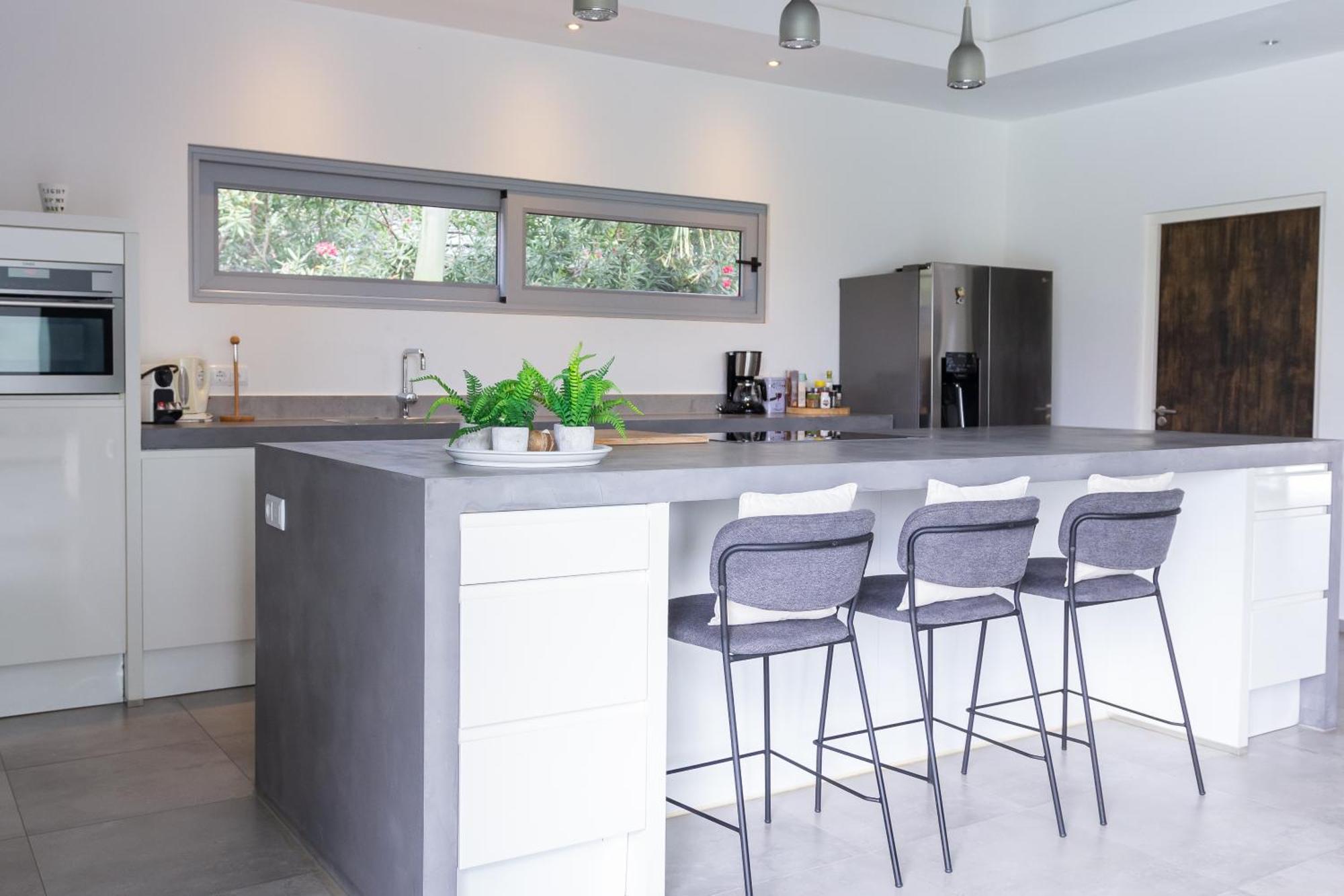 Stylish 4 Bedroom Modern Design, Walking Distance From The