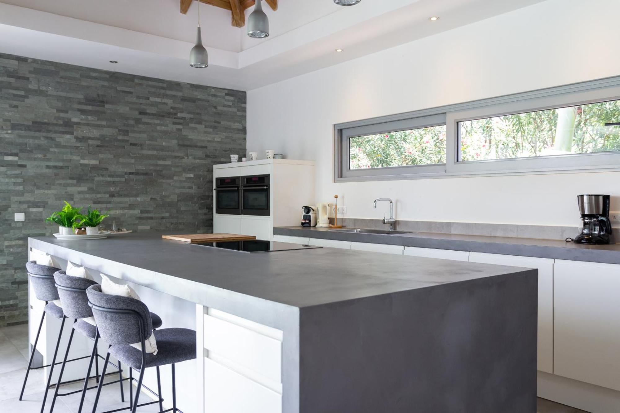 Stylish 4 Bedroom Modern Design, Walking Distance From The