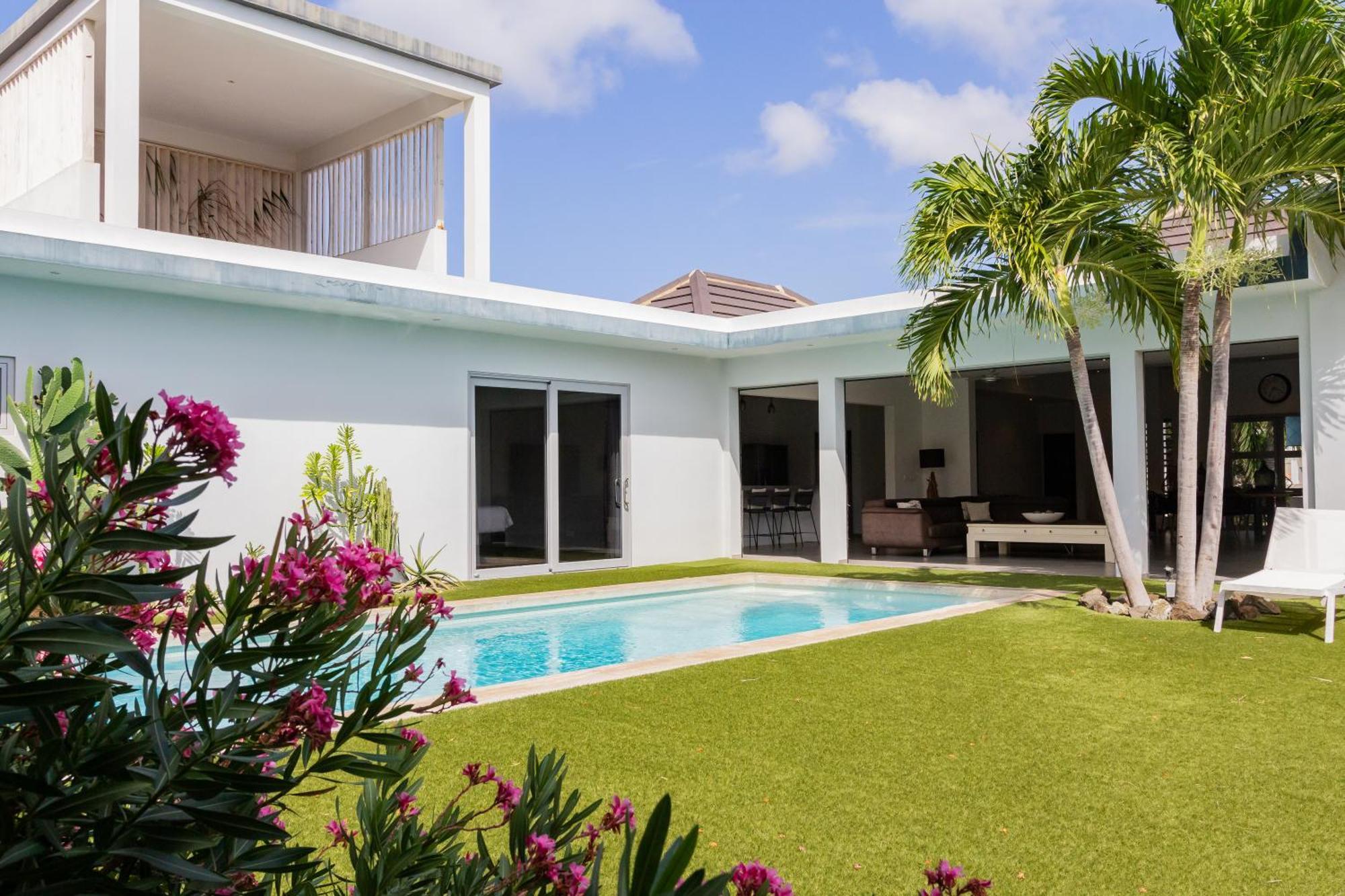 Villa Stylish 4 Bedroom Modern Design, Walking Distance From The