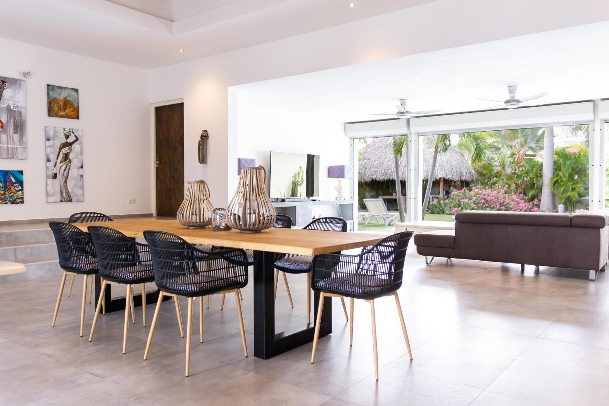 Villa Stylish 4 Bedroom Modern Design, Walking Distance From The *
