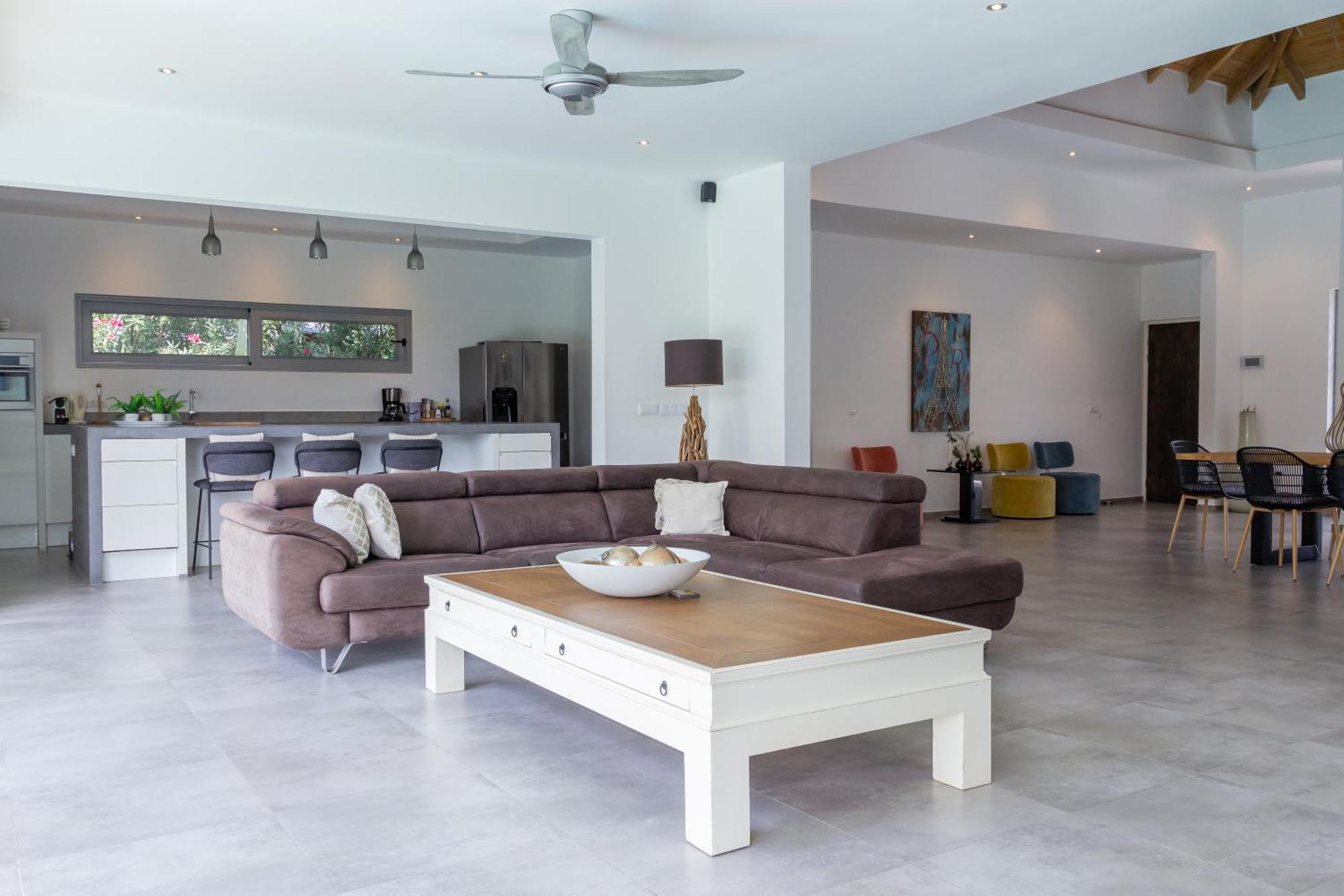 Stylish 4 Bedroom Modern Design, Walking Distance From The * Jan Thiel
