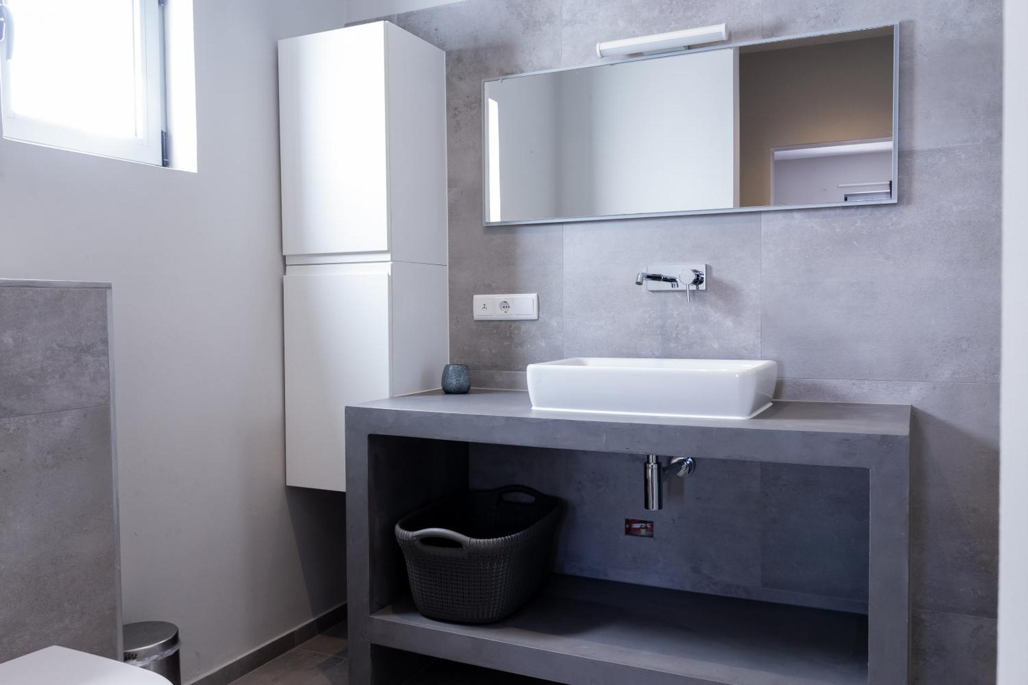 Stylish 4 Bedroom Modern Design, Walking Distance From The *
