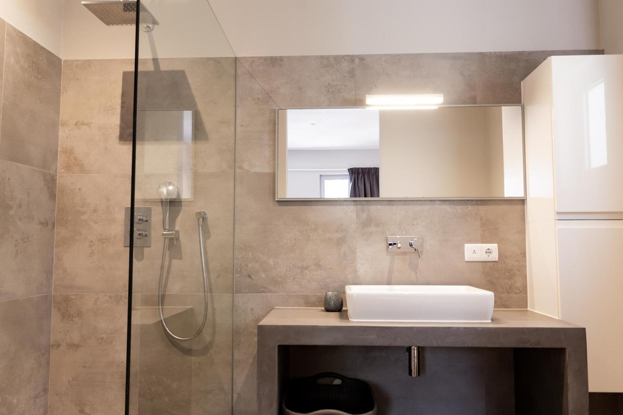 Villa Stylish 4 Bedroom Modern Design, Walking Distance From The