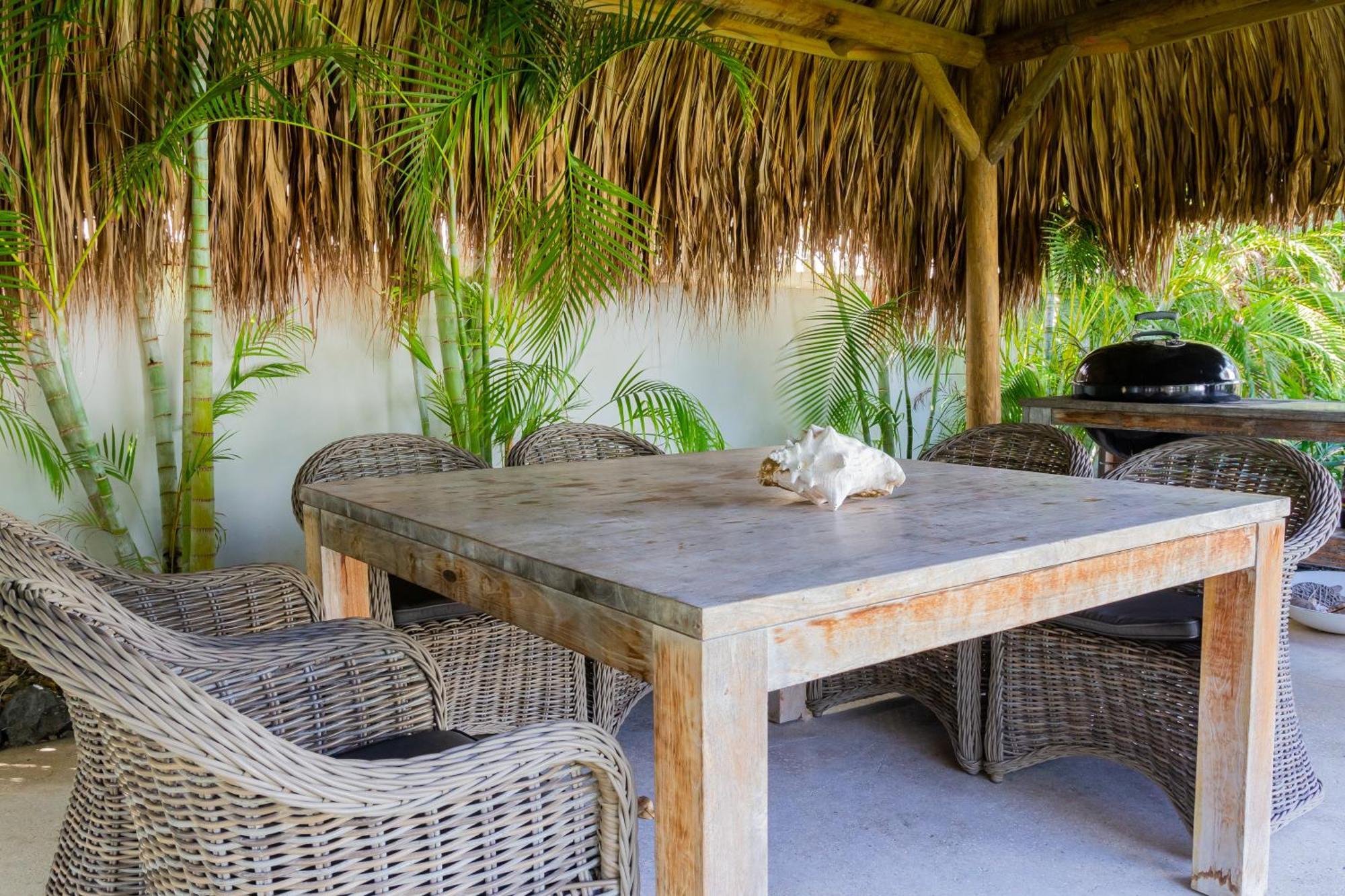 Stylish 4 Bedroom Modern Design, Walking Distance From The Villa Jan Thiel