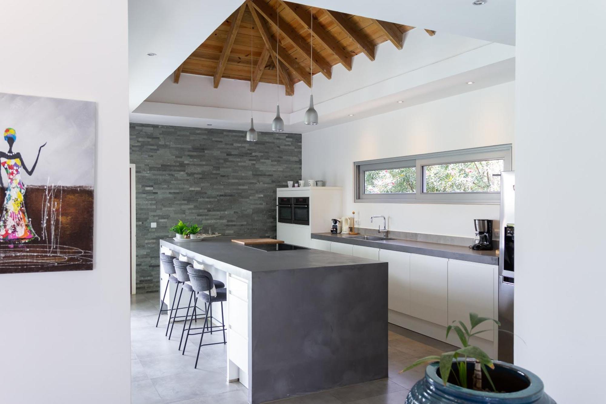 Stylish 4 Bedroom Modern Design, Walking Distance From The Villa *