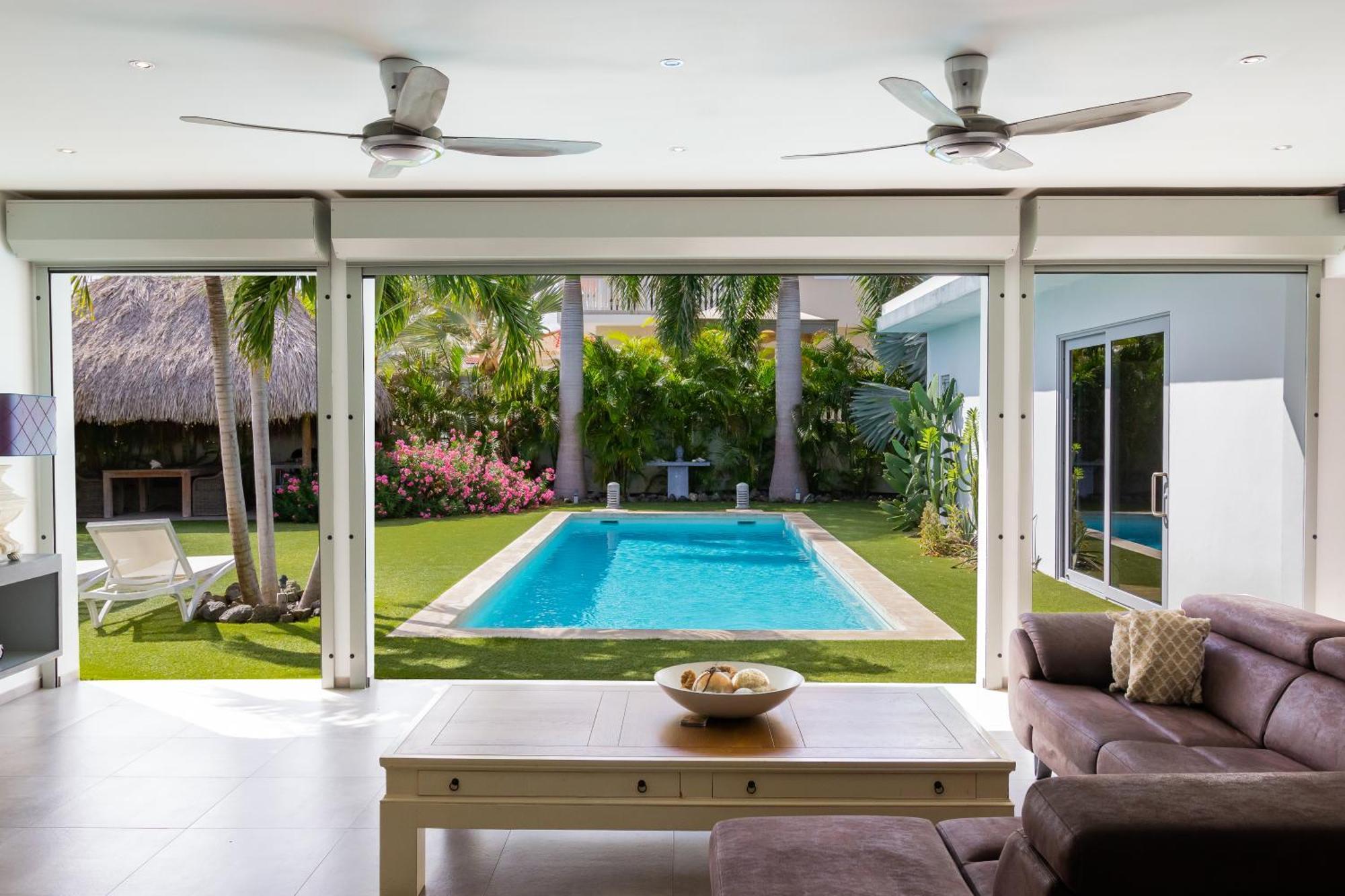 Villa Stylish 4 Bedroom Modern Design, Walking Distance From The Jan Thiel