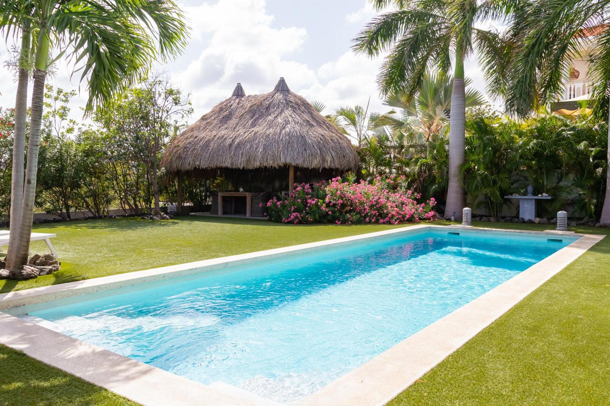 Villa Stylish 4 Bedroom Modern Design, Walking Distance From The
