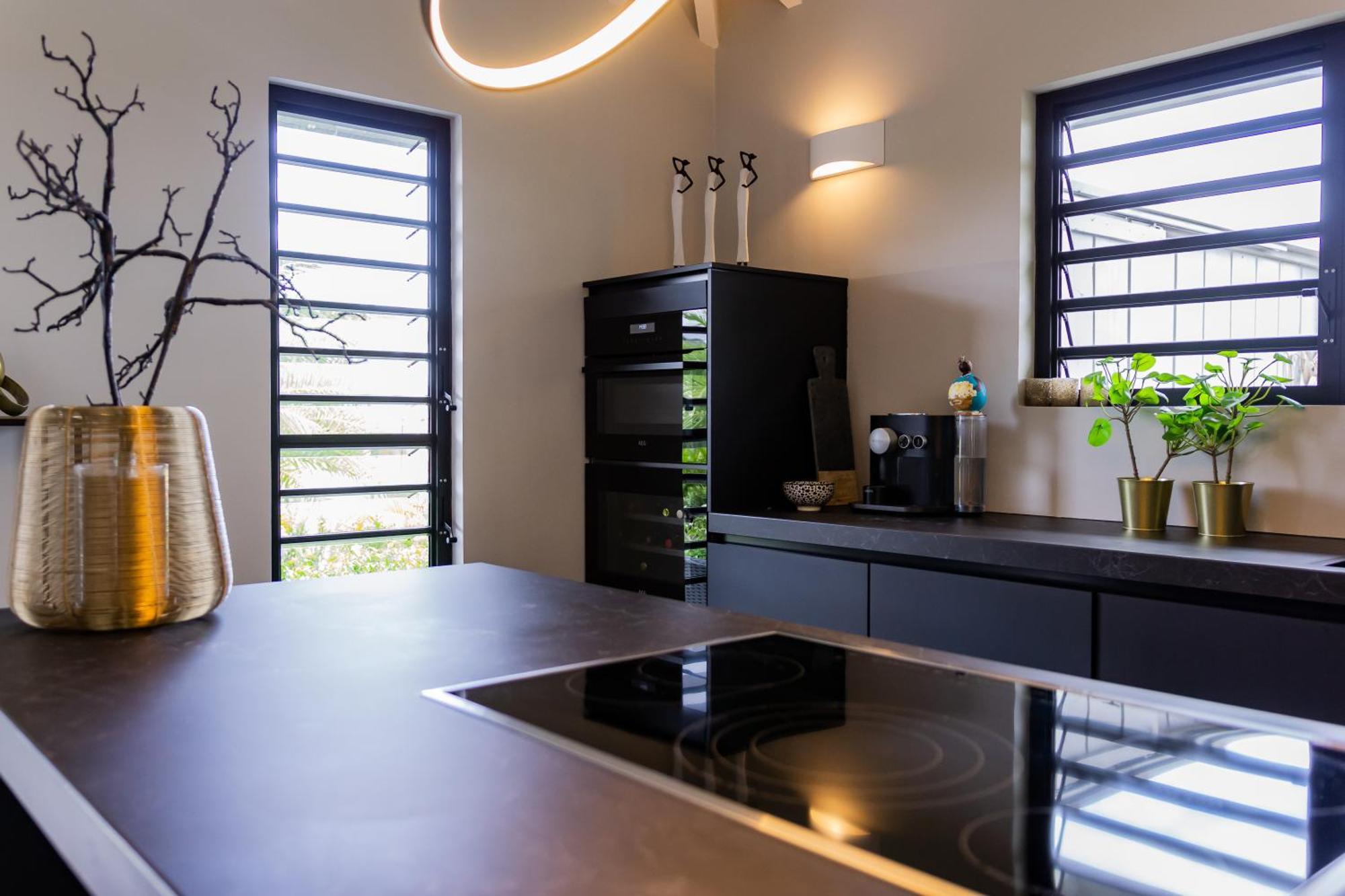 Stylish 3 Bedroom With Ocean Views And Daily Maid Service Villa Willemstad