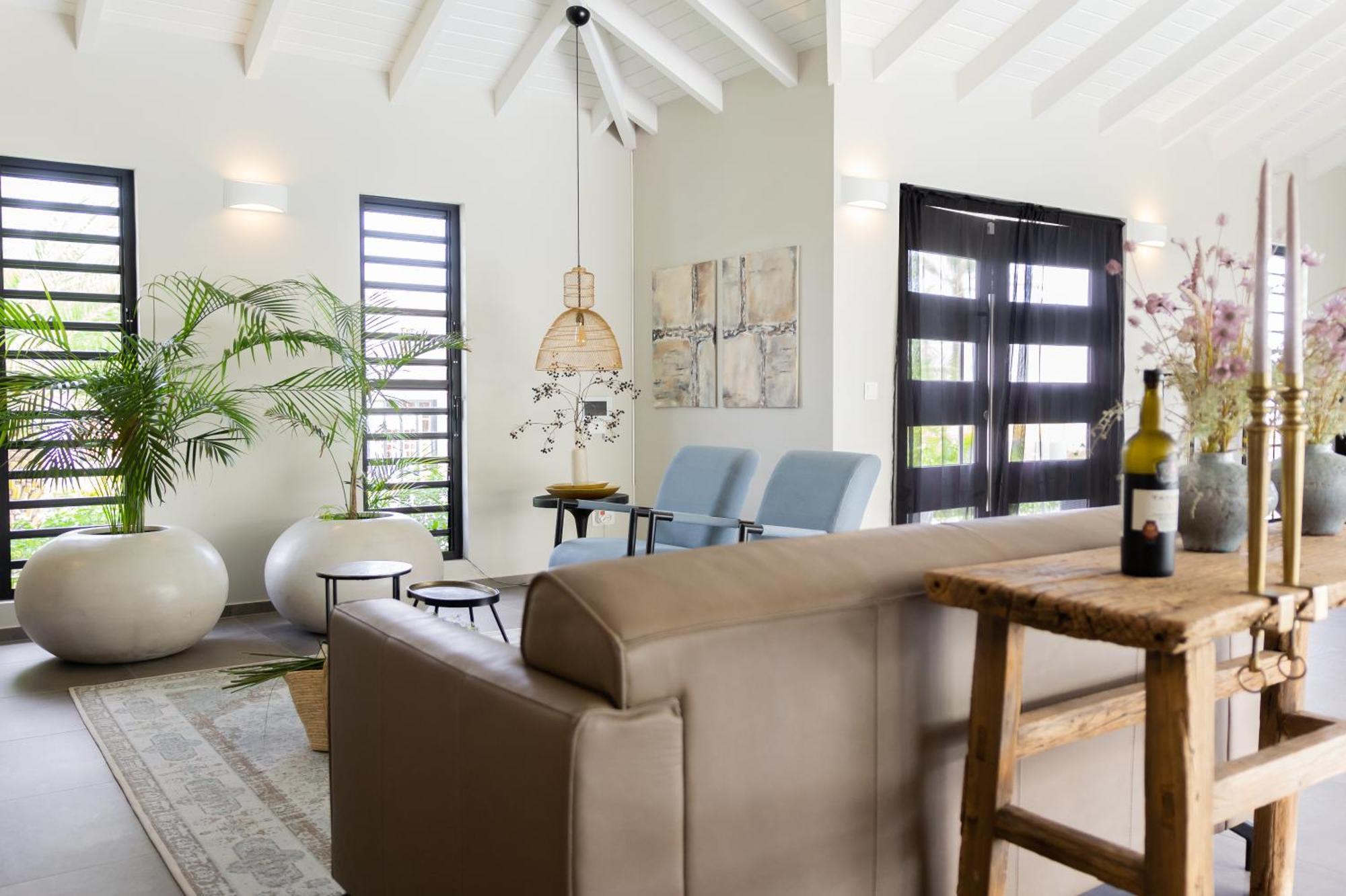 Stylish 3 Bedroom With Ocean Views And Daily Maid Service Villa Willemstad
