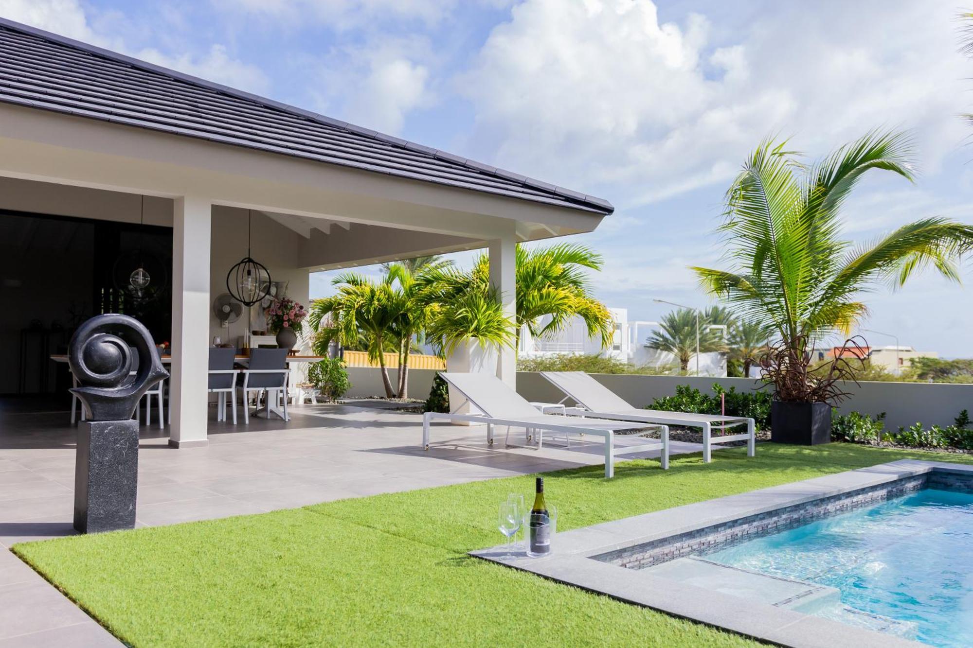 Stylish 3 Bedroom With Ocean Views And Daily Maid Service Willemstad