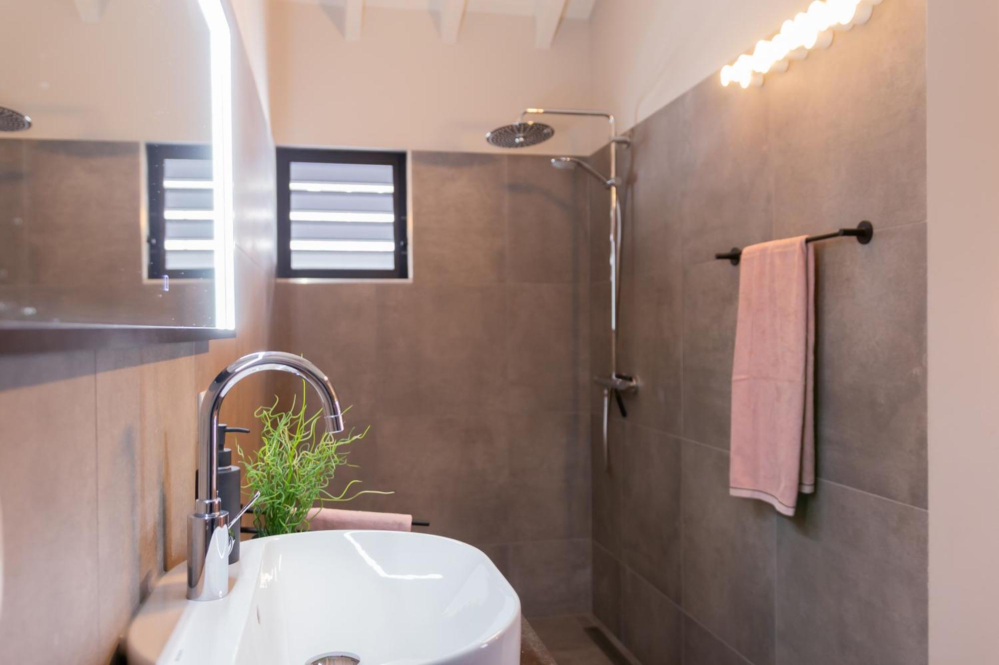 Stylish 3 Bedroom With Ocean Views And Daily Maid Service Willemstad
