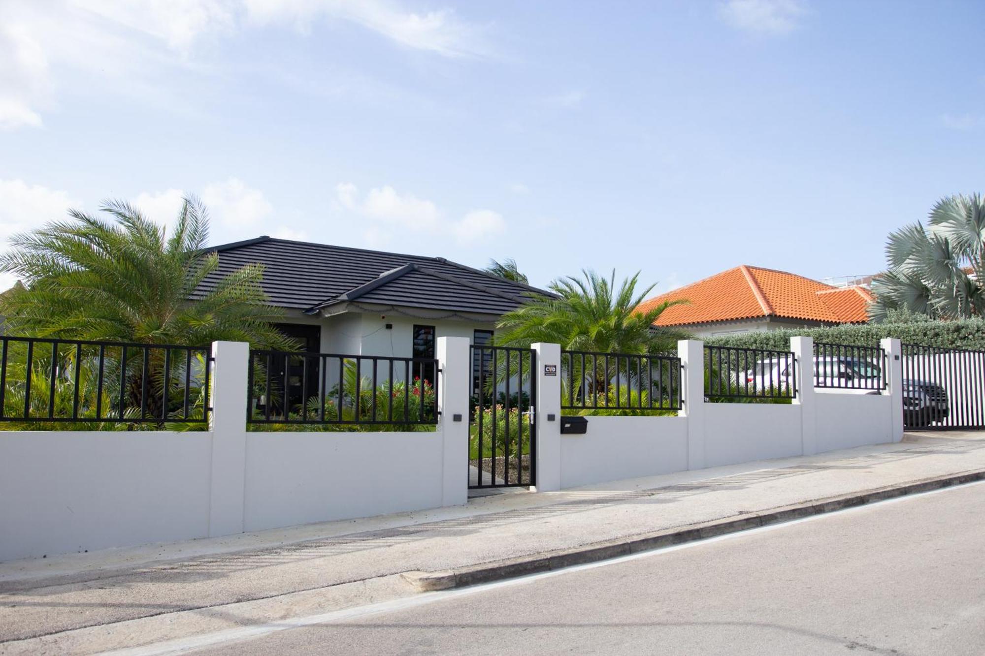 Stylish 3 Bedroom With Ocean Views And Daily Maid Service * Willemstad