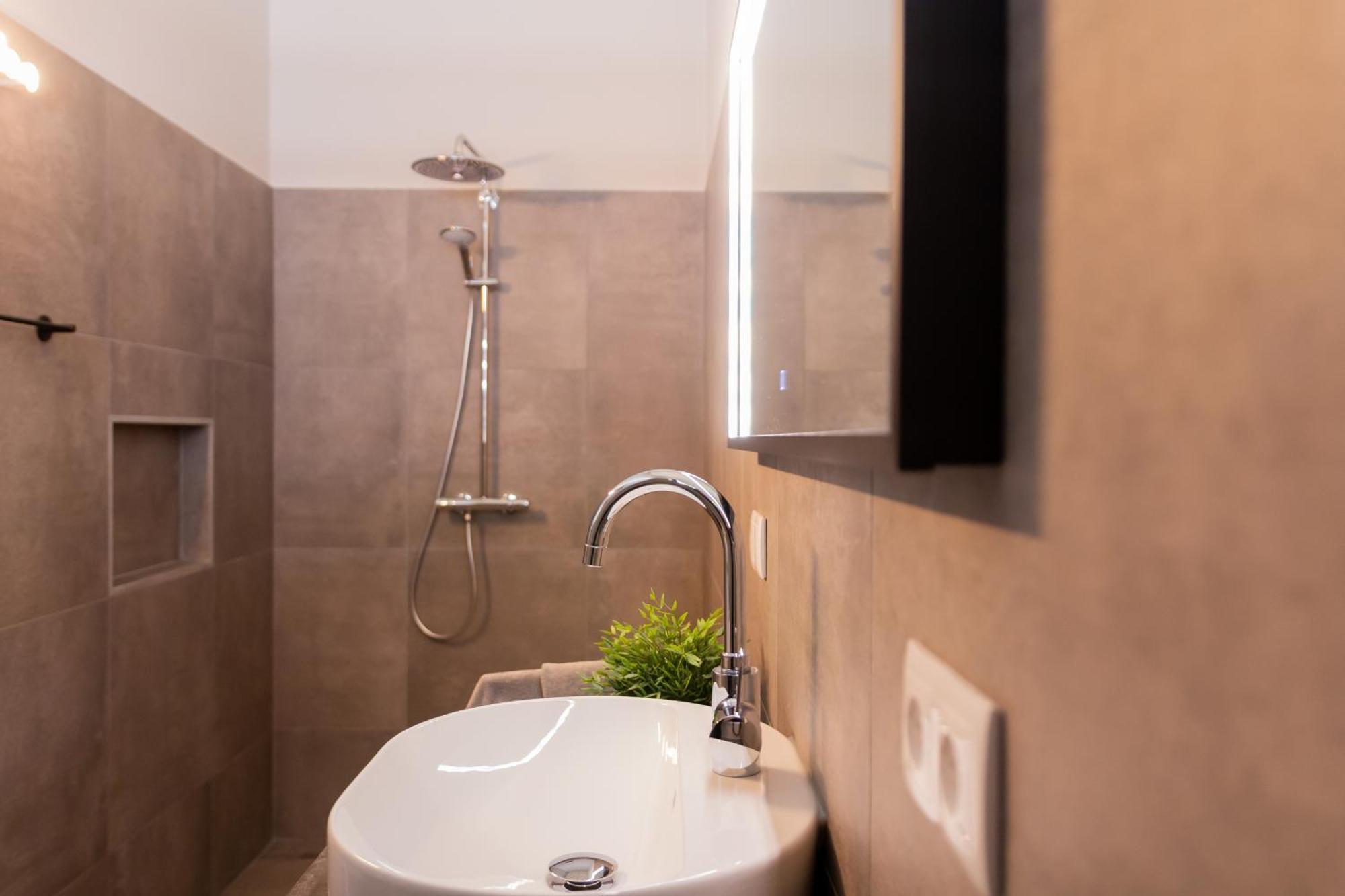 Stylish 3 Bedroom With Ocean Views And Daily Maid Service *