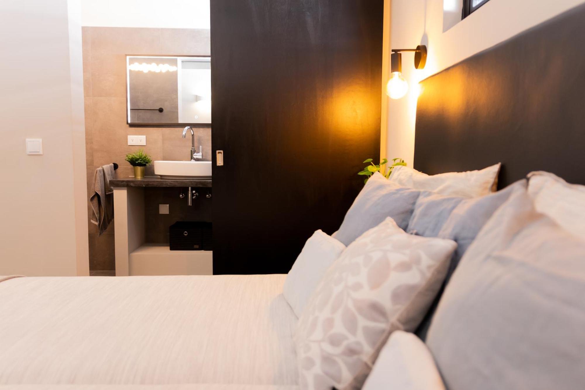 Stylish 3 Bedroom With Ocean Views And Daily Maid Service Villa Willemstad