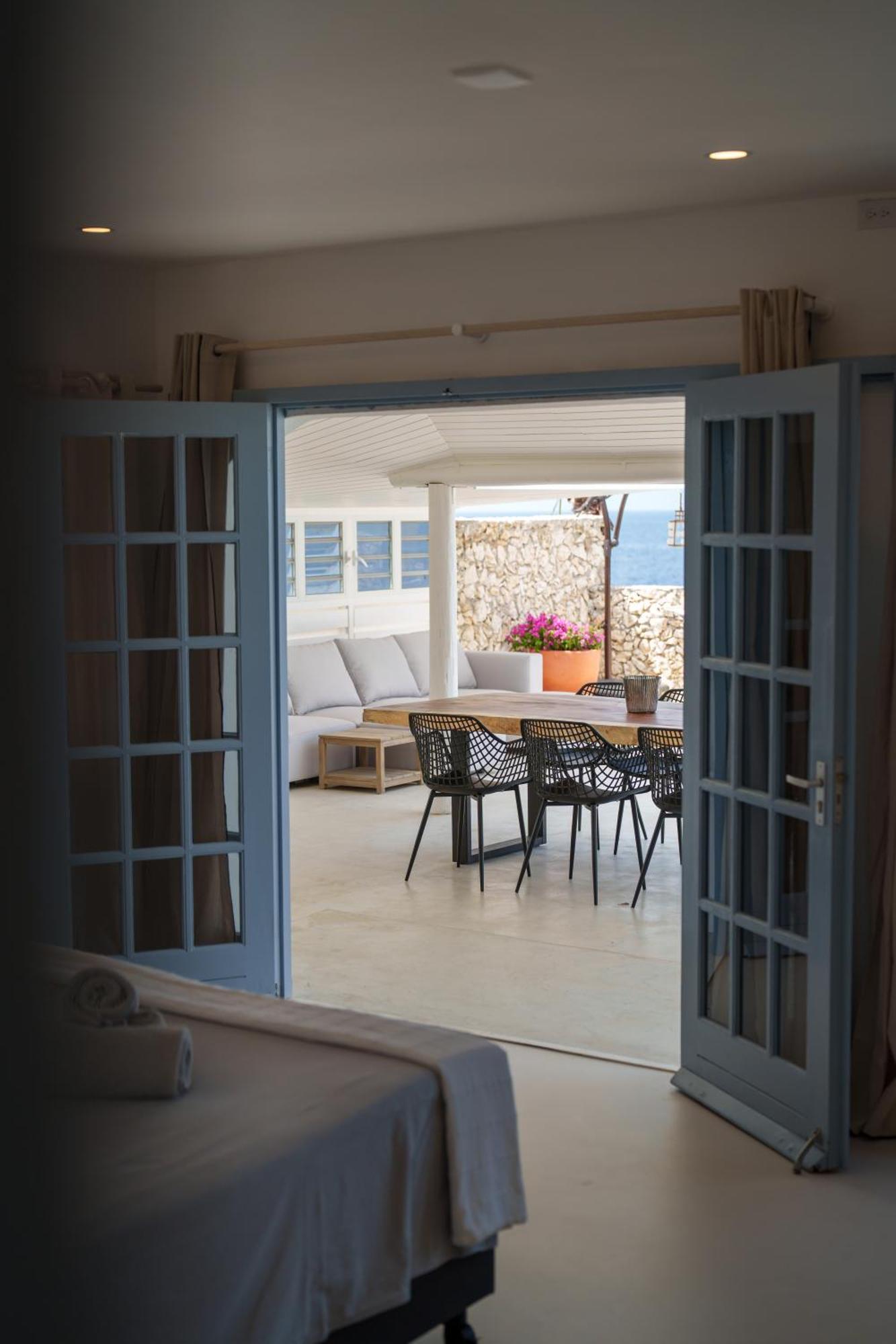 Waterside Apartment *