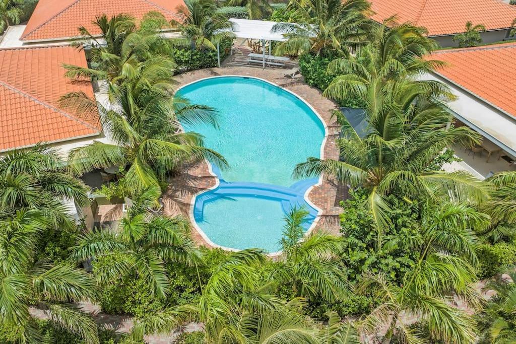 Apartment Vakantiewoning - Zwembad - Nabij Mambo Beach *