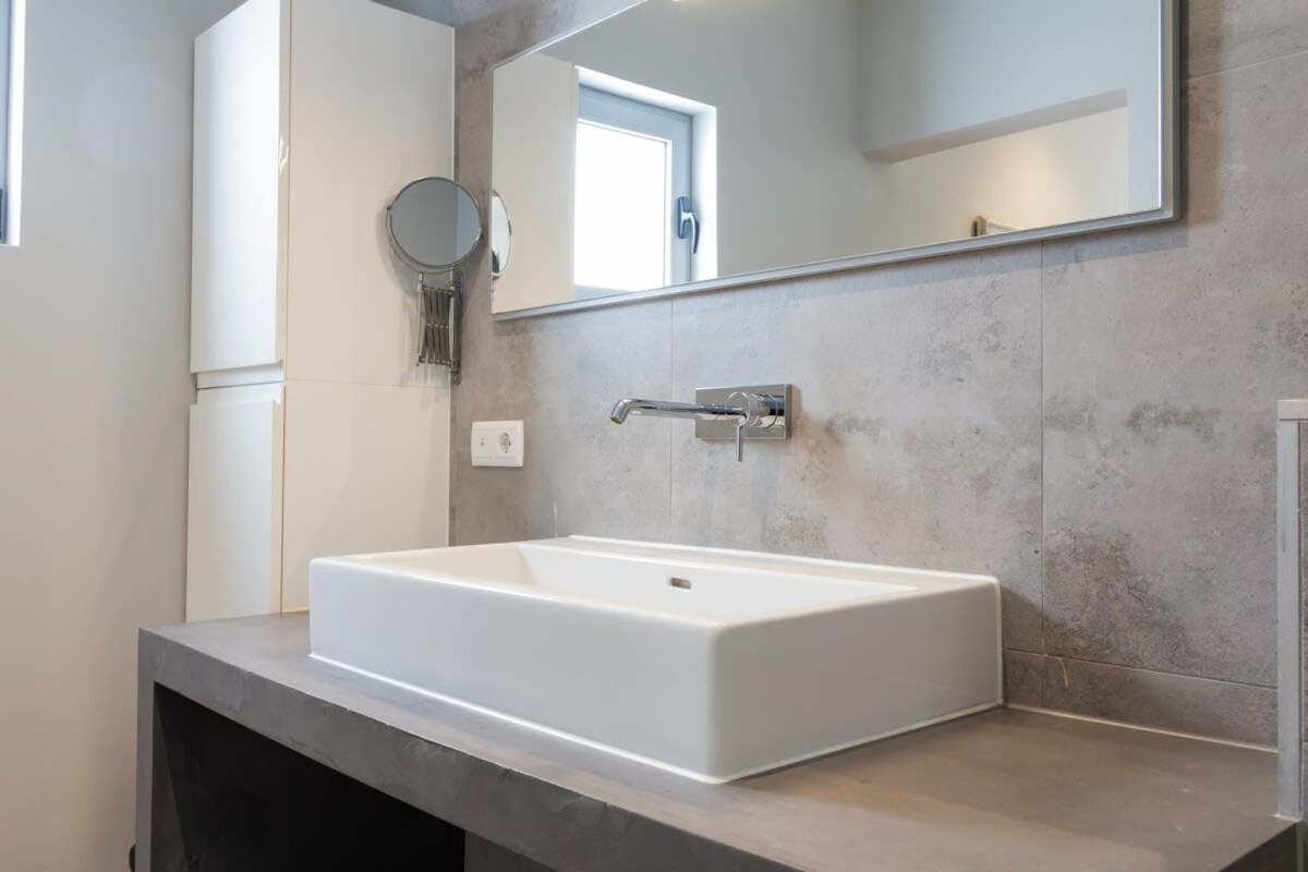 Stylish 4 Bedroom Modern Design, Walking Distance From The *