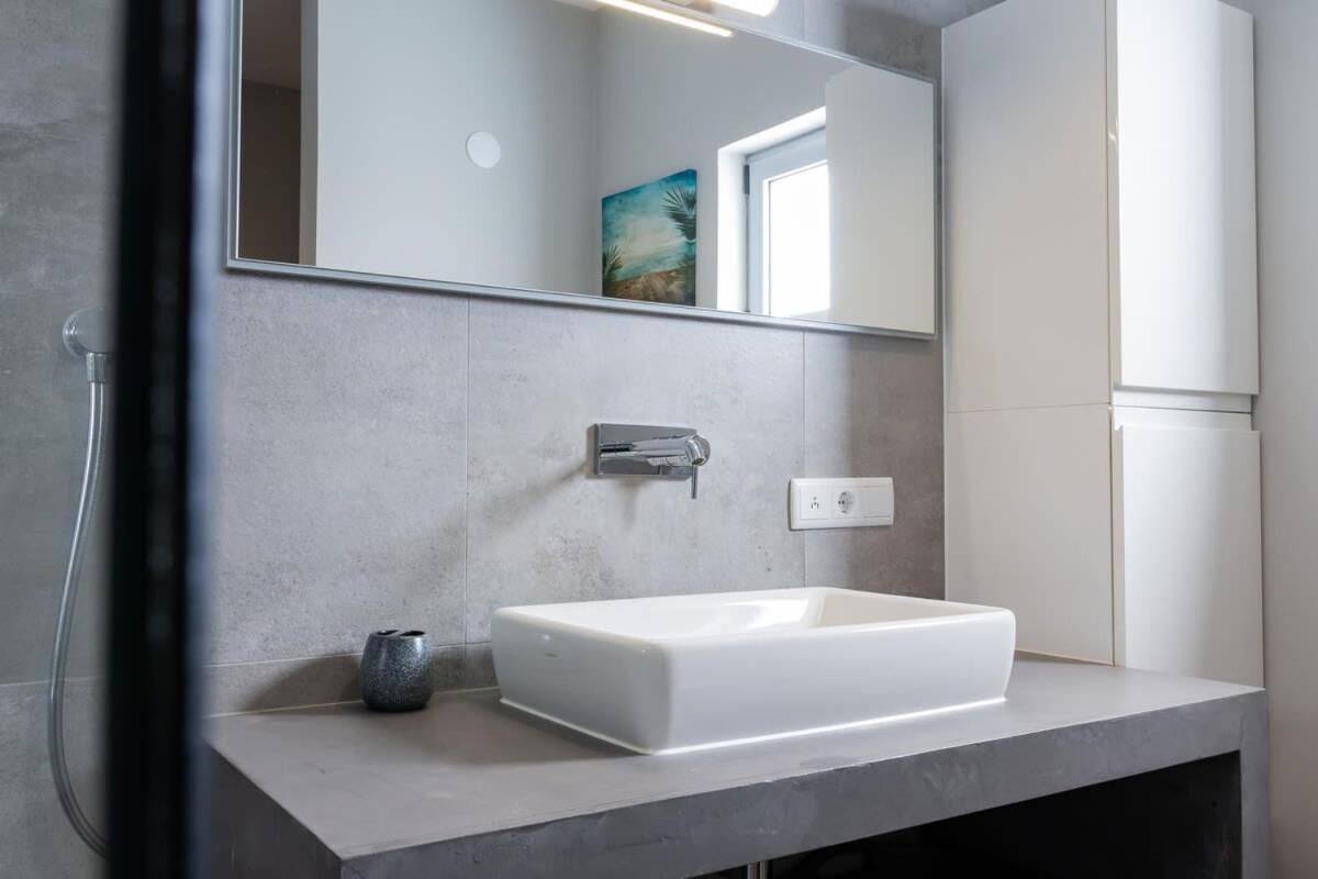 Stylish 4 Bedroom Modern Design, Walking Distance From The Villa *