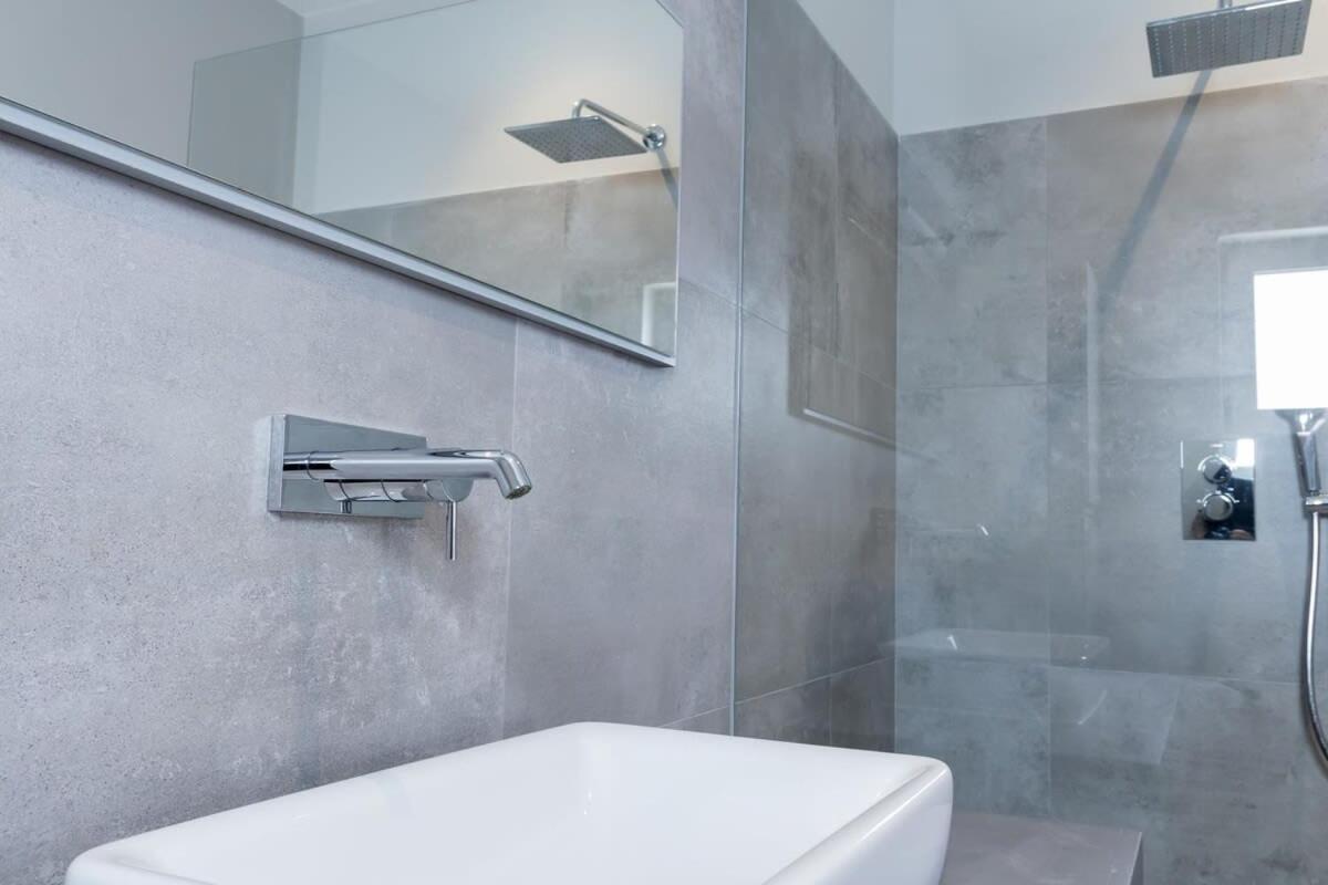 Villa Stylish 4 Bedroom Modern Design, Walking Distance From The Jan Thiel